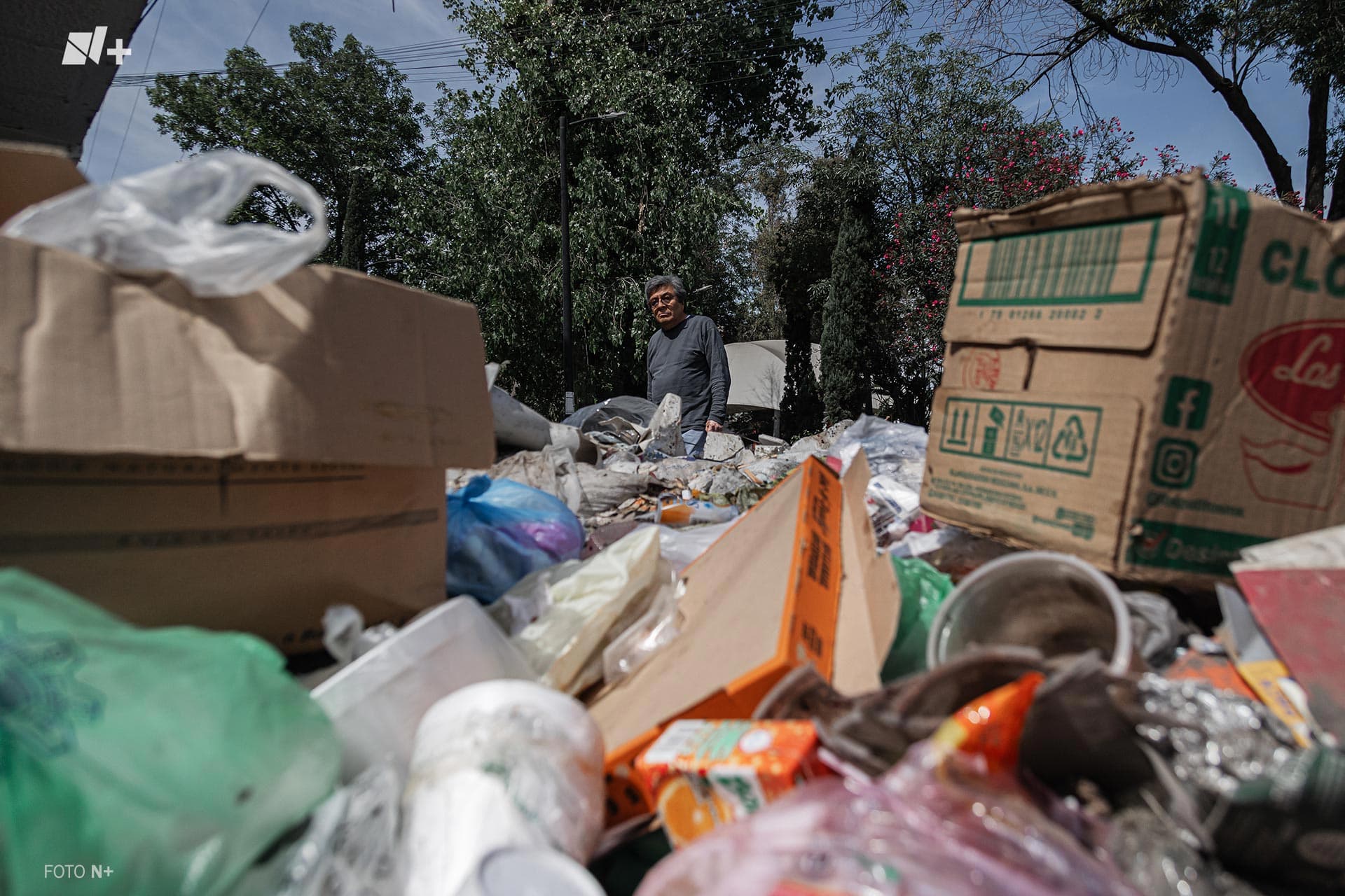 Una persona pasa por un basurero clandestino y voltea a ver la basura en la esquina de Peralvillo y Santa Ana en la alcaldía, Cuauhtémoc, CDMX.