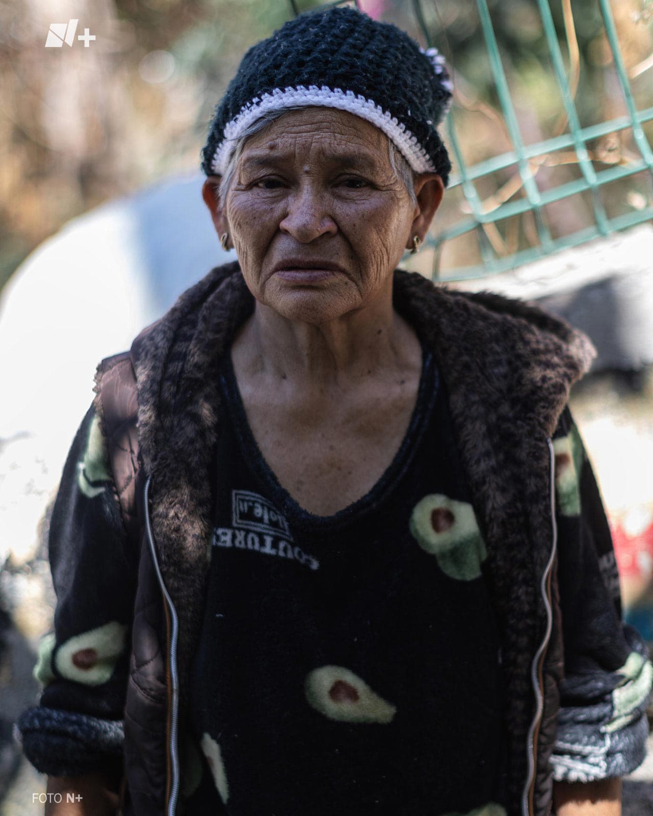 Retrato de una mujer mexicana de la tercera edad vestida con un gorro y una chamarra