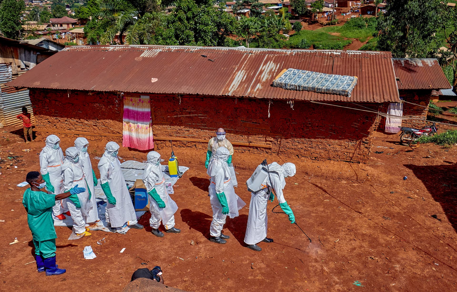 Van 100 Muertes por Ébola en el Congo de 550 Casos y Conflictos Armados Limitan Atención