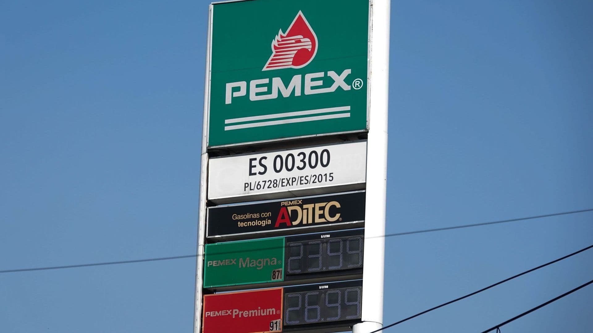Sheinbaum Acuerda con Gasolineros Bajar el Precio del Diésel a 27 Pesos por Litro