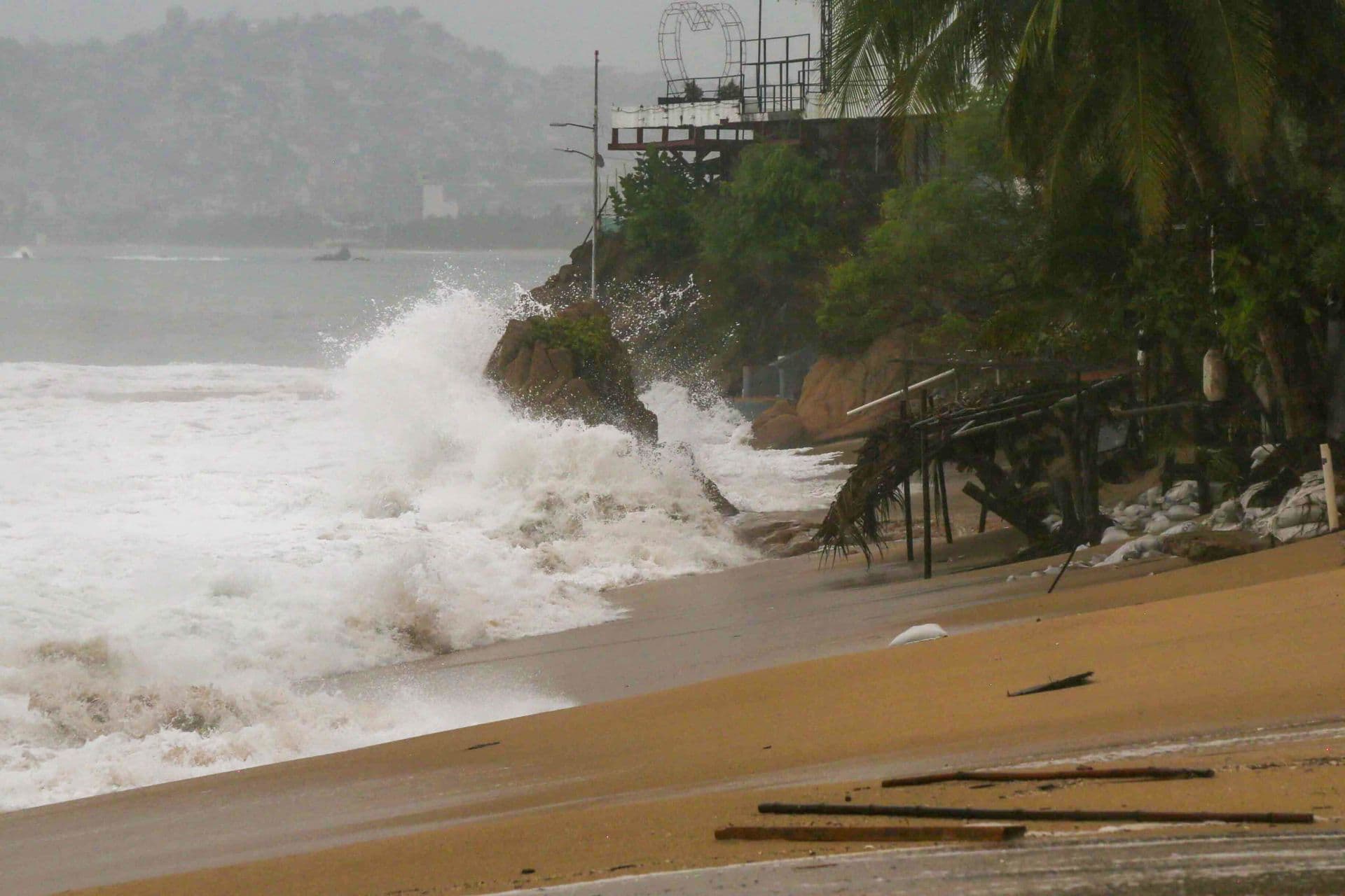 Fuertes marejadas están afectando las playas de Acapulco. Foto: Cuartoscuro
