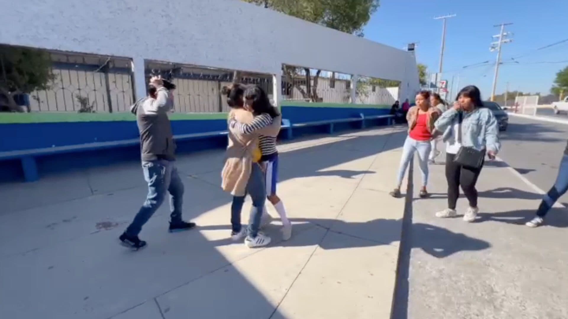 Menor privada de la libertad se reencuentra con sus padres afuera de Secundaria No. 4 en Reynosa