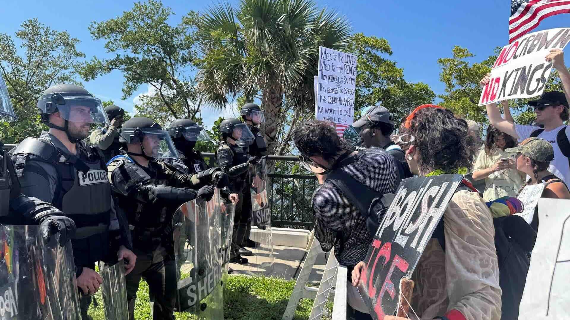 Foto | "No Kings": Miles se Manifiestan en Mar-a-Lago Contra Trump