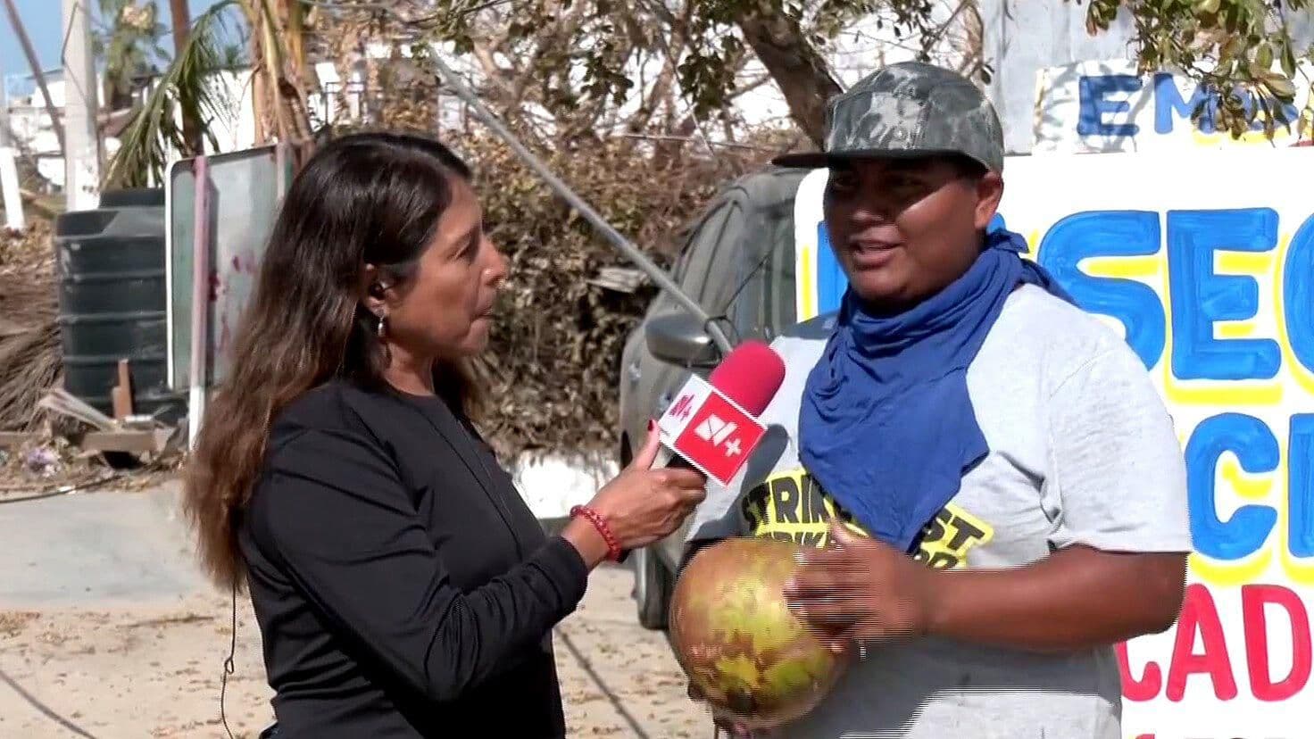 Habitantes de Pie de la Cuesta, en Acapulco, se Mantienen Comiendo Cocos