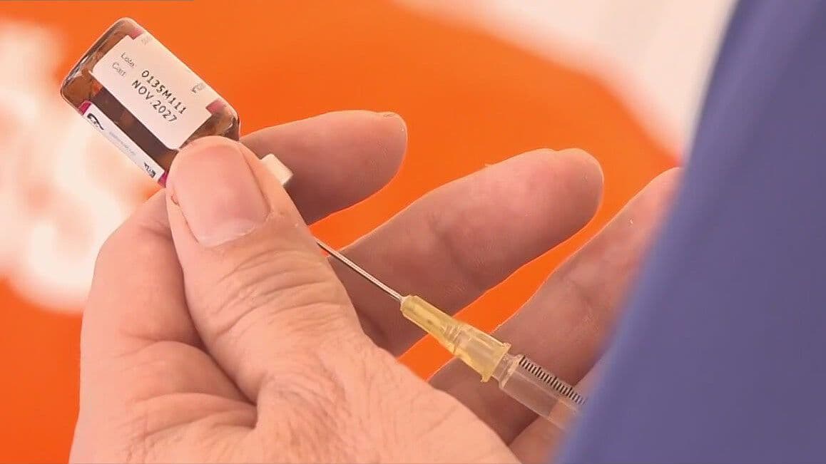 Abarrotan Drive Thru para Vacunarse Contra Sarampión en Santiago