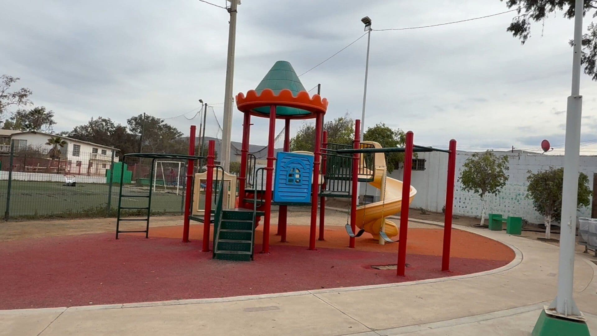 Vecinos Denuncian Cierre Irregular de Parque Comunitario en Villa Residencial en Ensenada