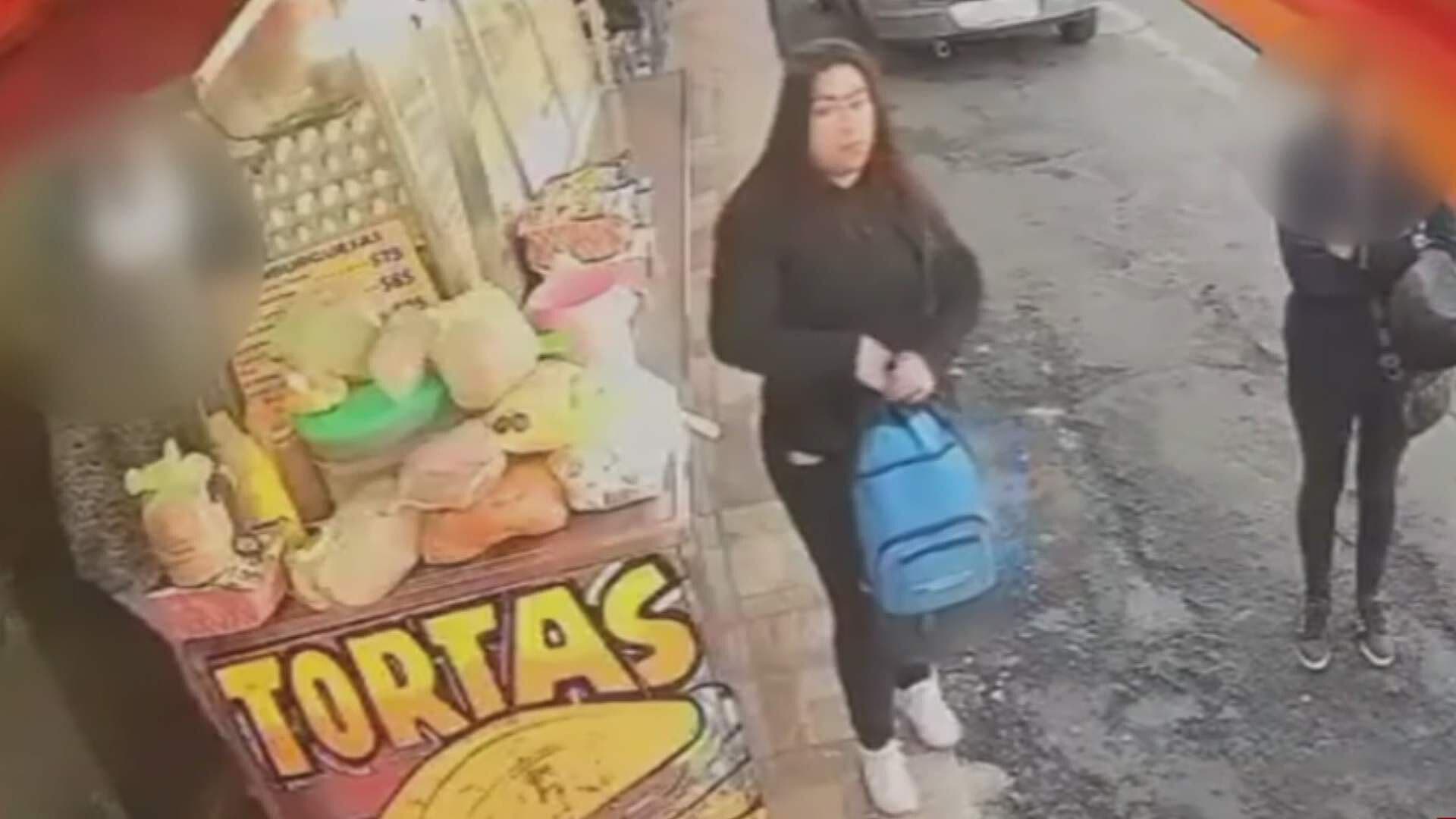 VIDEO: Mujer Roba en Puesto de Tortas de Ecatepec; No se Dio Cuenta que Había una Cámara