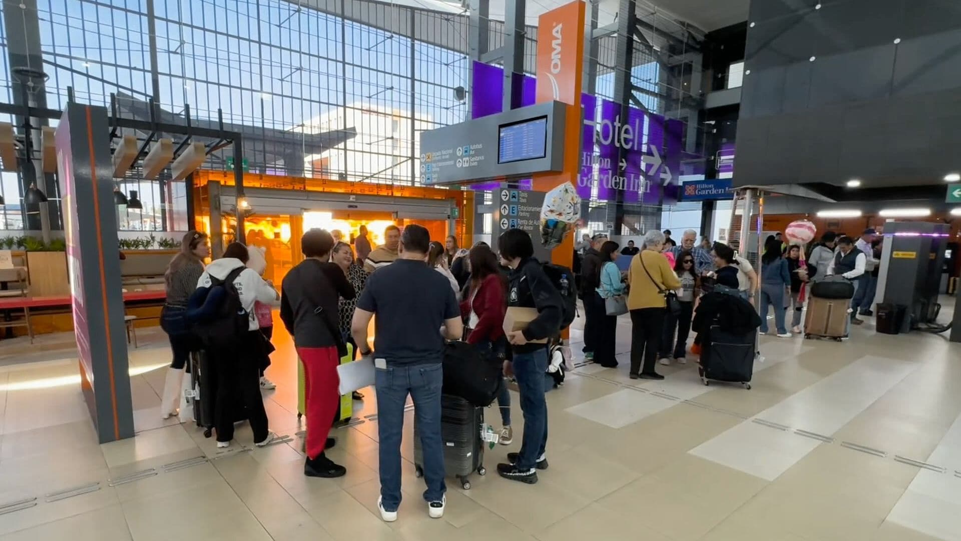 Llegan a Monterrey Estudiantes de Saltillo que Estuvieron Varados en Italia por Protestas