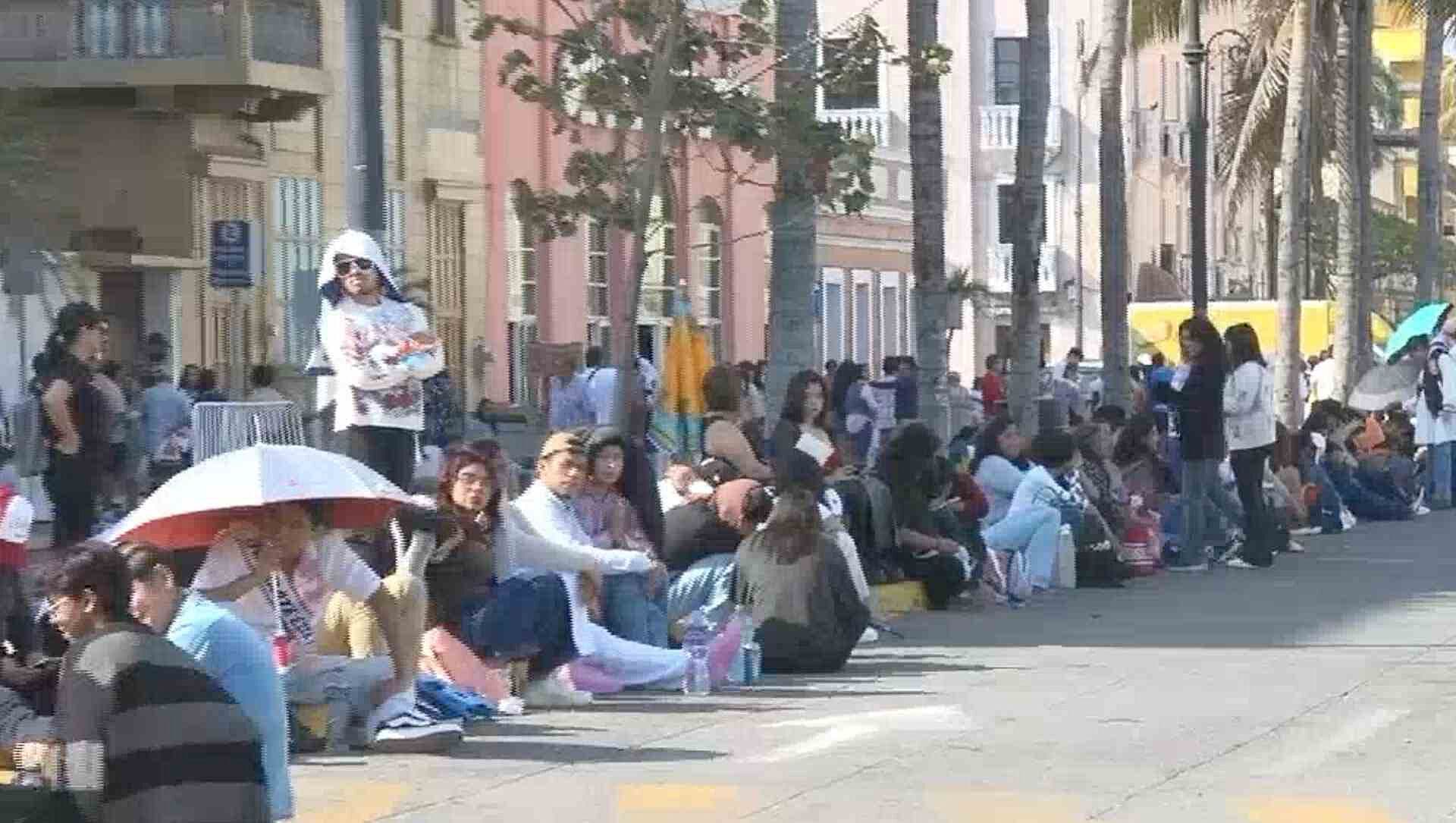 Fanáticos de Mon Laferte Esperan Bajo el Sol su Concierto en el Carnaval de Veracruz 2026