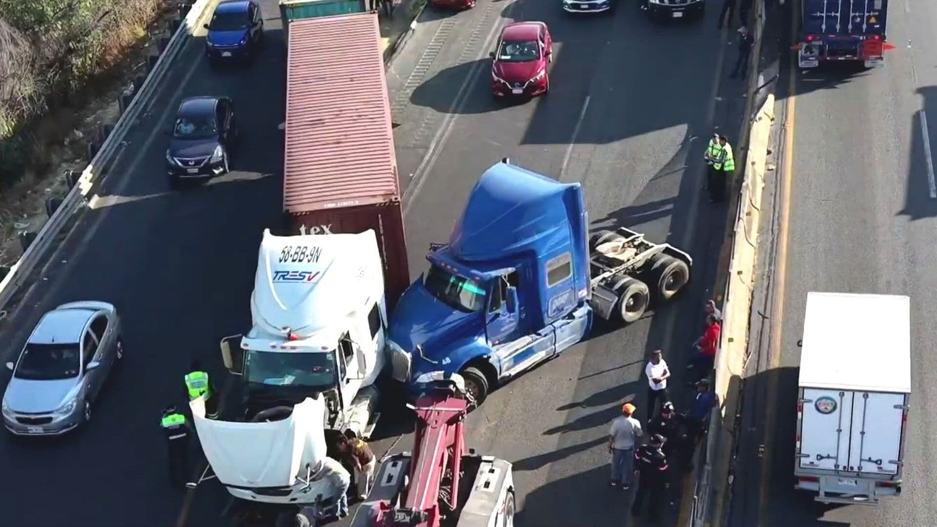 Tráileres Chocan en Autopista Chamapa-La Venta: Así se Ve Desde el Aire