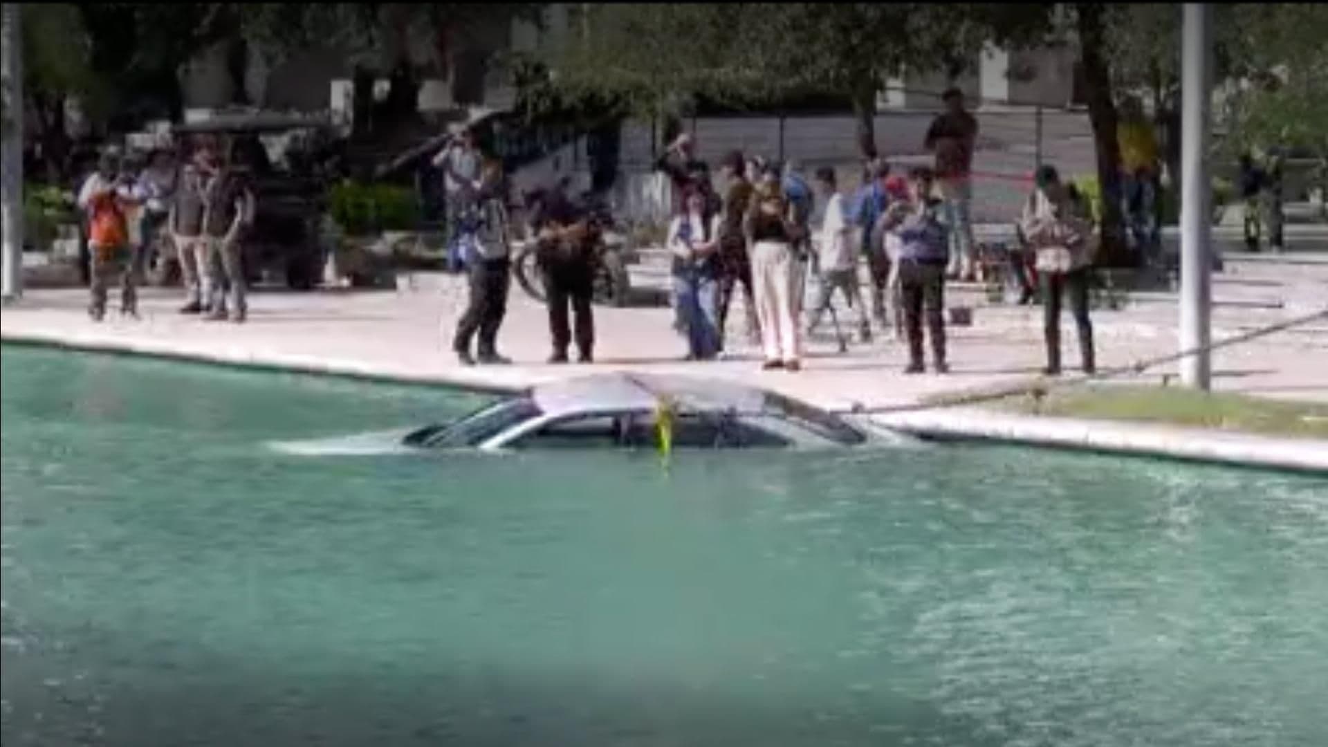 Hombre Cae con Vehículo al Paseo Santa Lucía de Monterrey