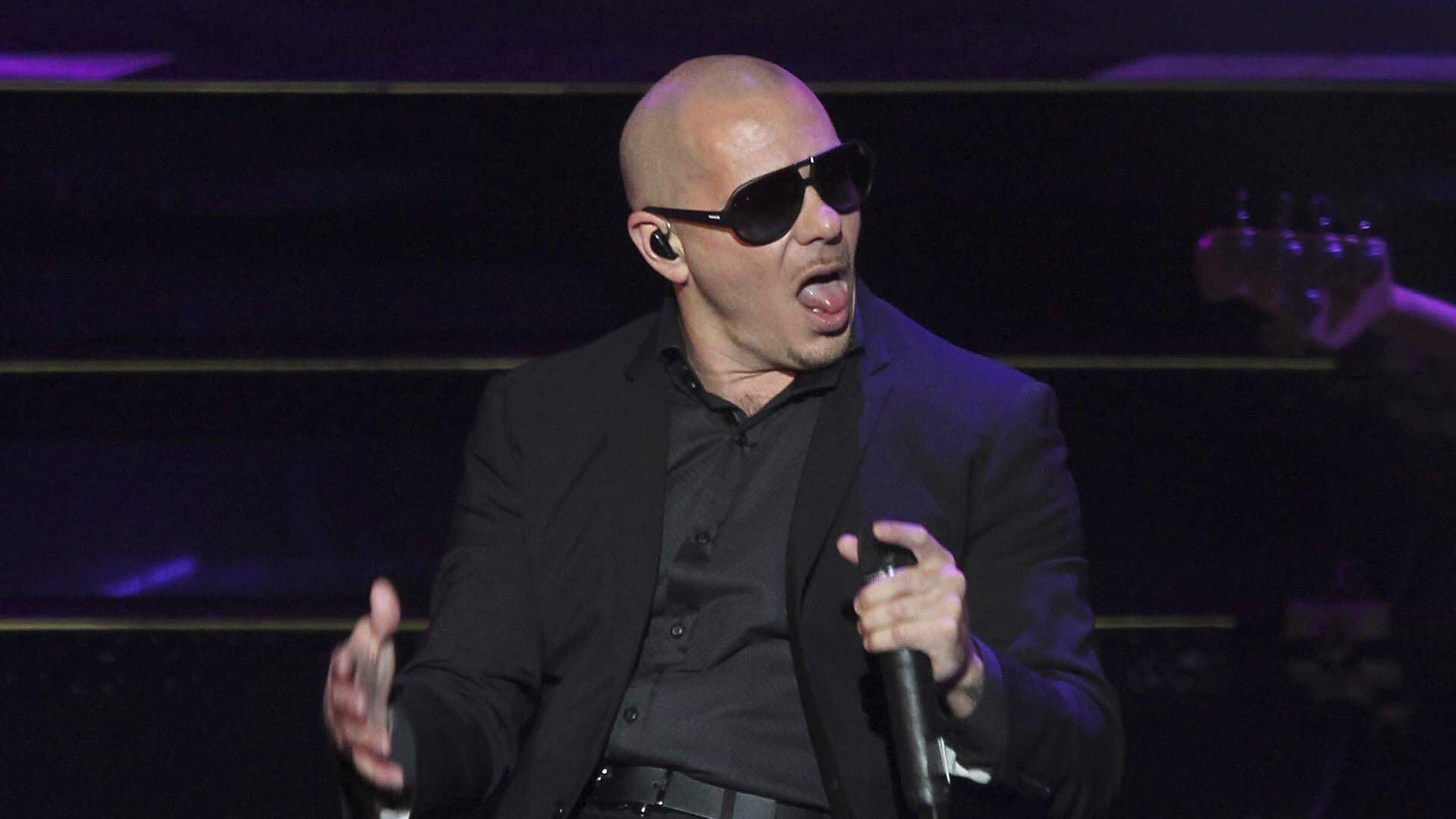 Pitbull Organiza Mega Reunión de Calvas Falsas: Va por el Récord Guinness
