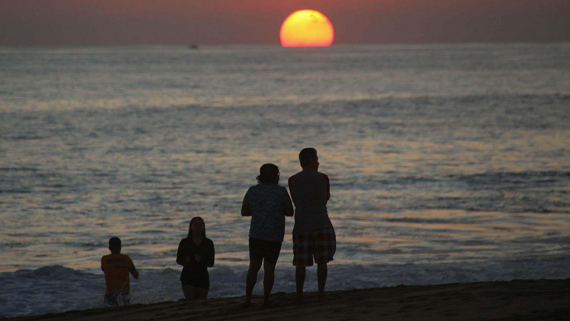 Postal del Recuerdo: Los Bellos Atardeceres en Pie de la Cuesta, en Acapulco