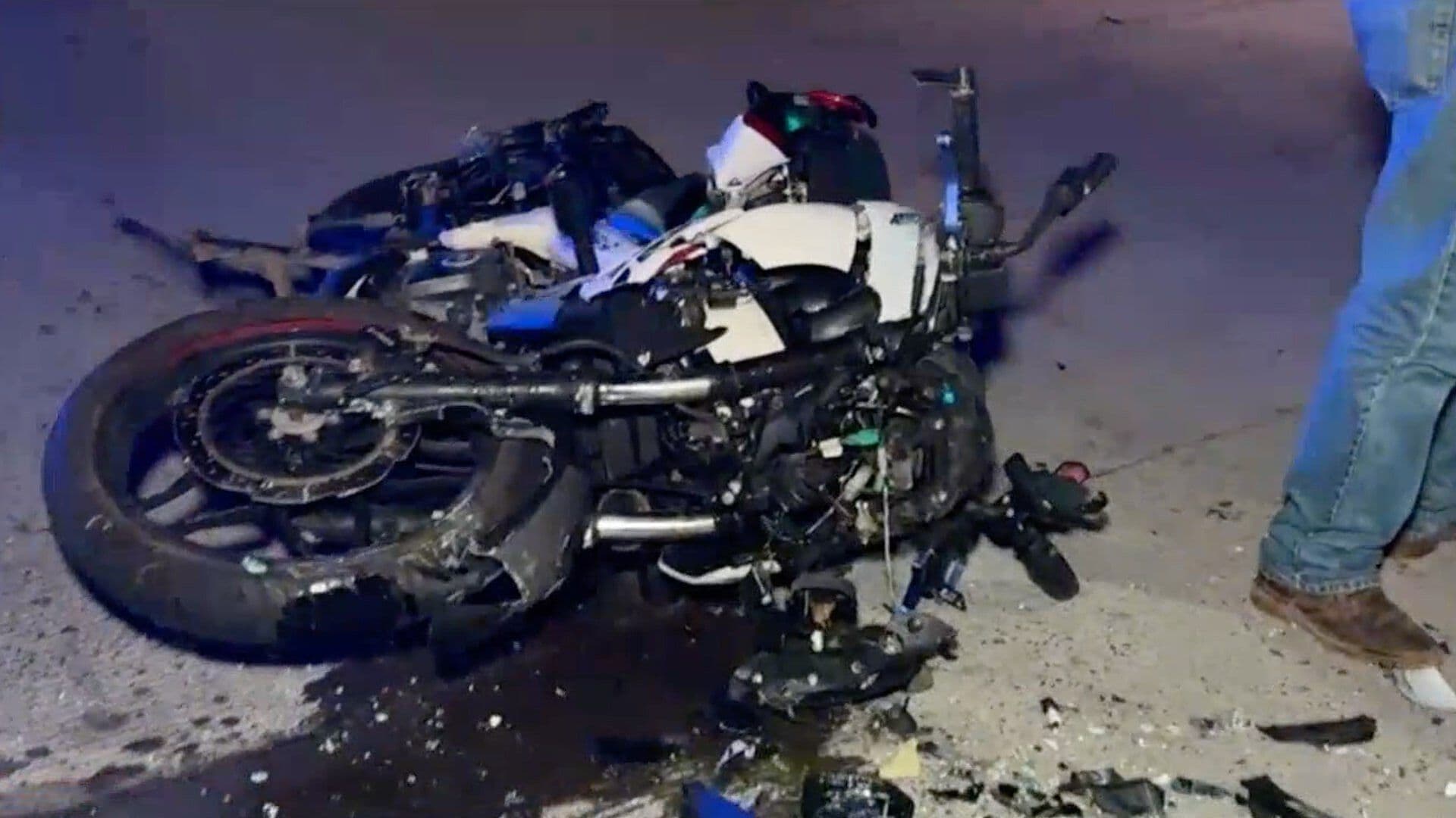 Fuerte Accidente entre Automóvil y Motociclistas en Boca del Río; Hay Dos Lesionados