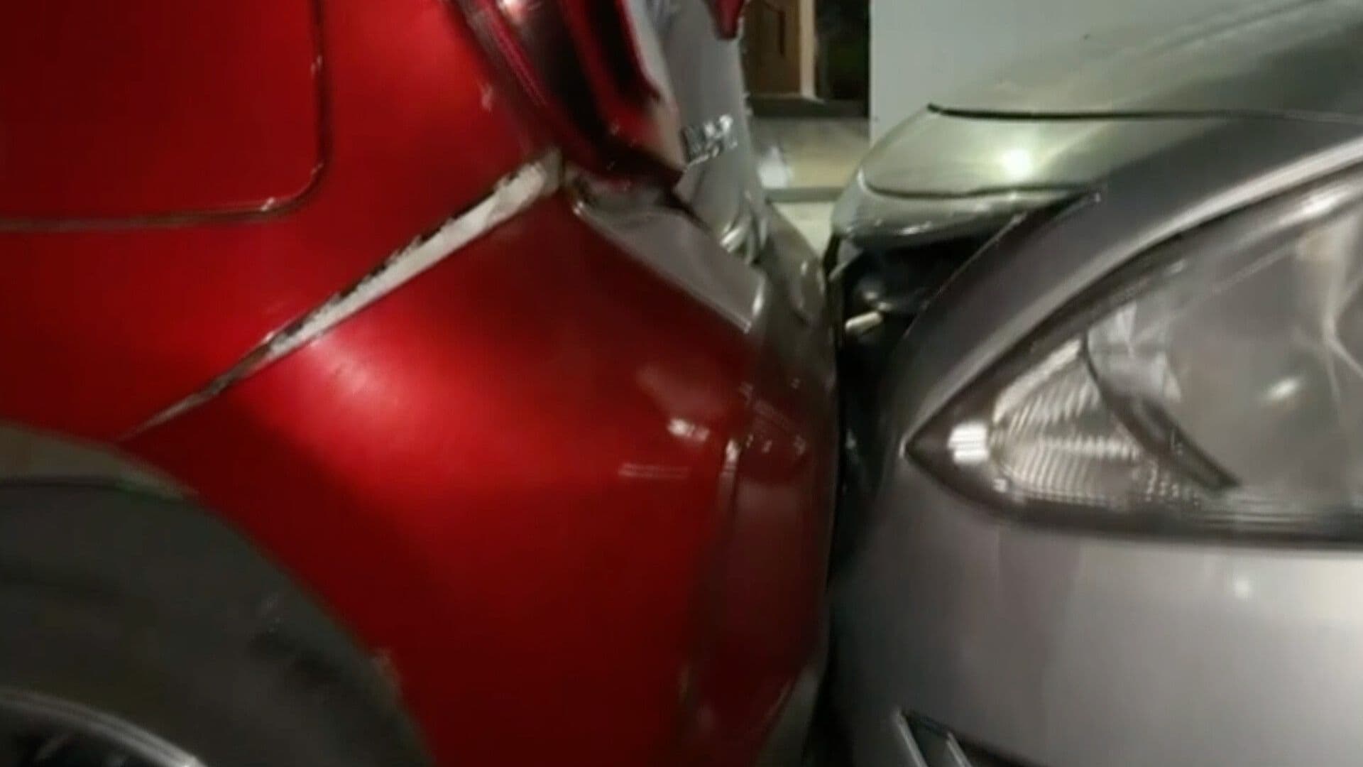 Automovilista Impacta a Dos Vehículos Estacionados y Se Da a la Fuga; Ocurrió en Boca del Río