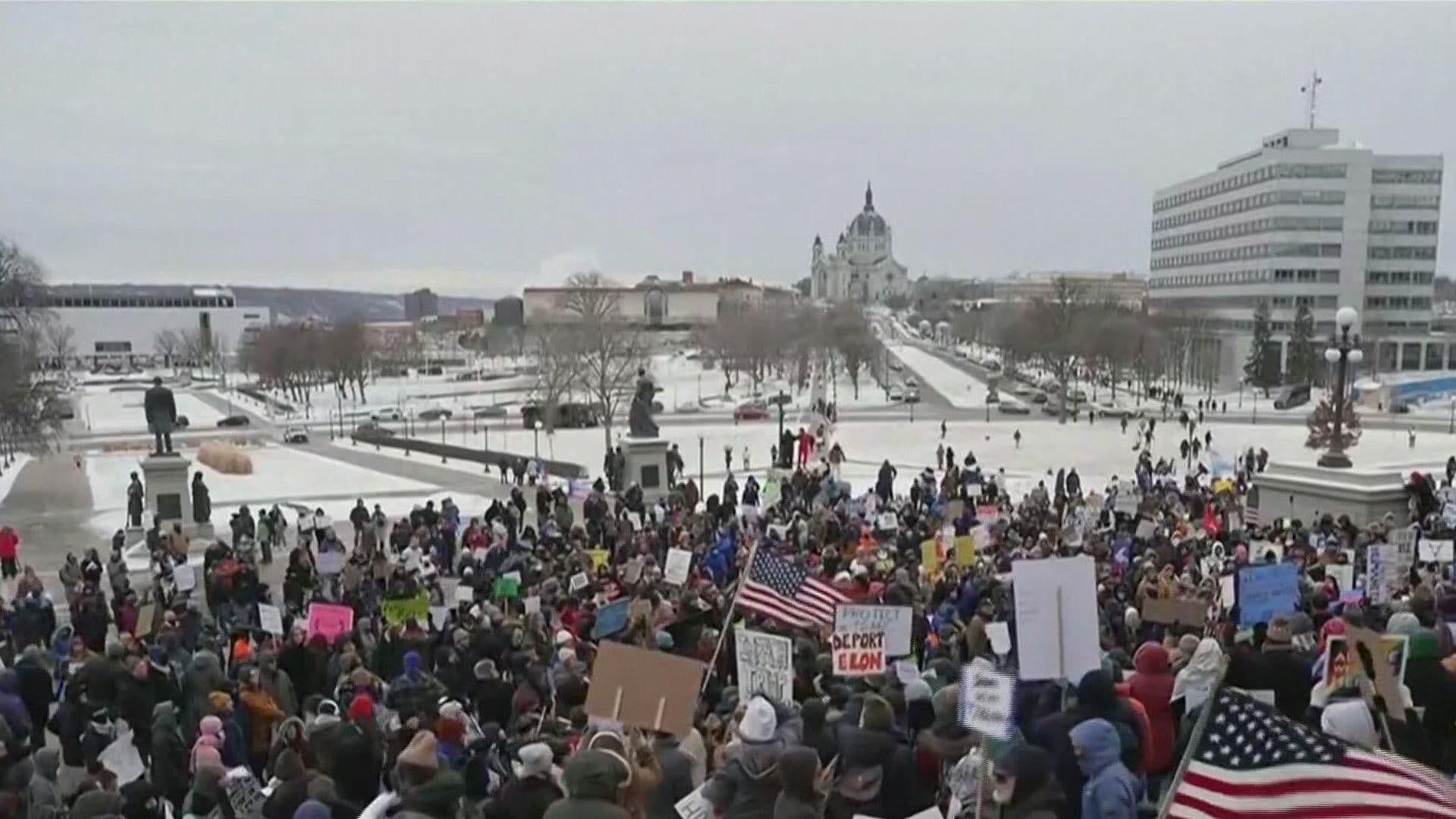 Protestan Afuera del Capitolio de Minnesota Contra Políticas de Trump