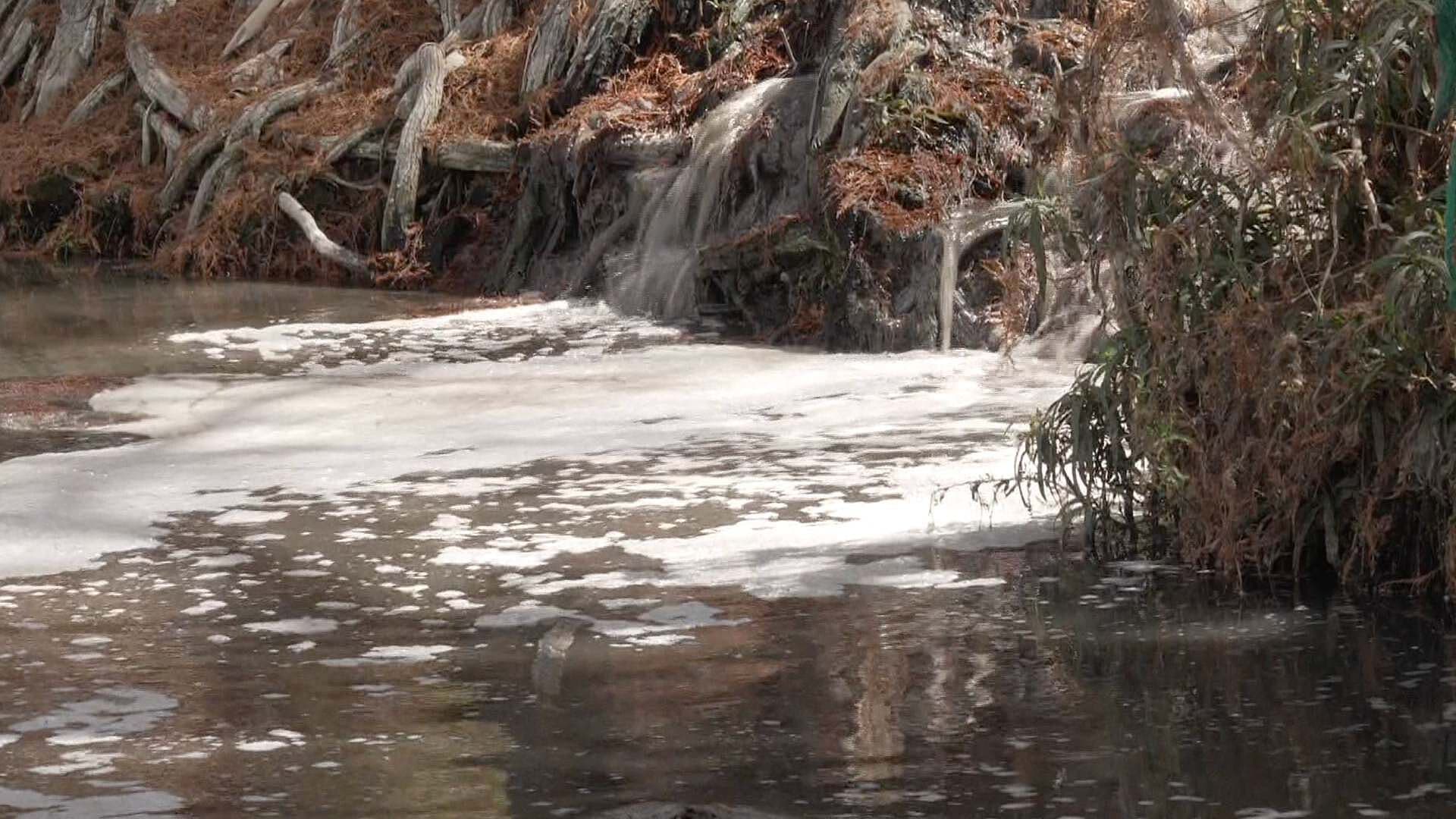 Reportan Cascadas de Agua Contaminada en Río La Silla en Guadalupe, Nuevo León