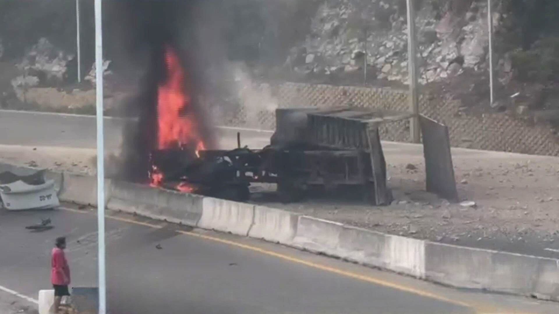 Camión Choca con Muro y Cabina "Sale Volando" y se Incendia en Avenida Escénica de Acapulco, Guerrero