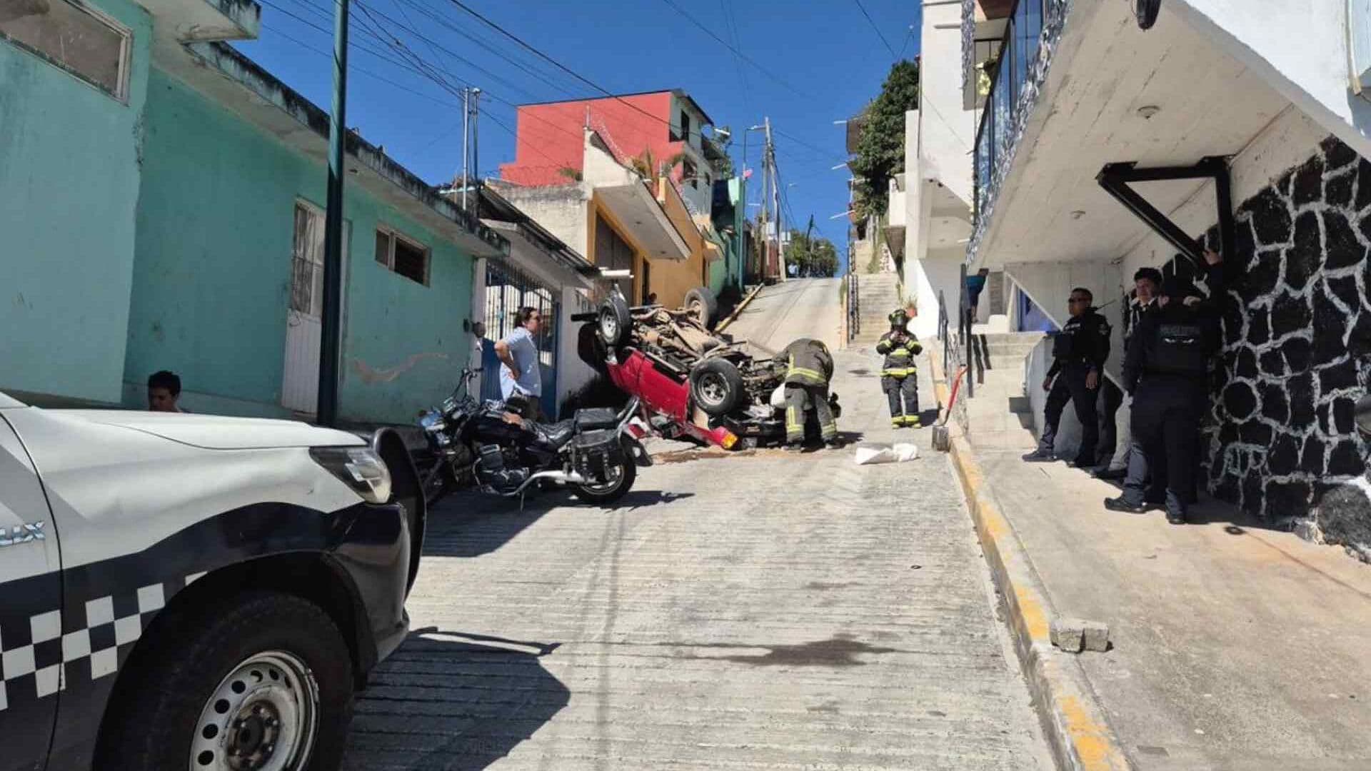 Volcadura Ocasiona Cierre Vial en Colonia Benito Juárez de Xalapa, Veracruz