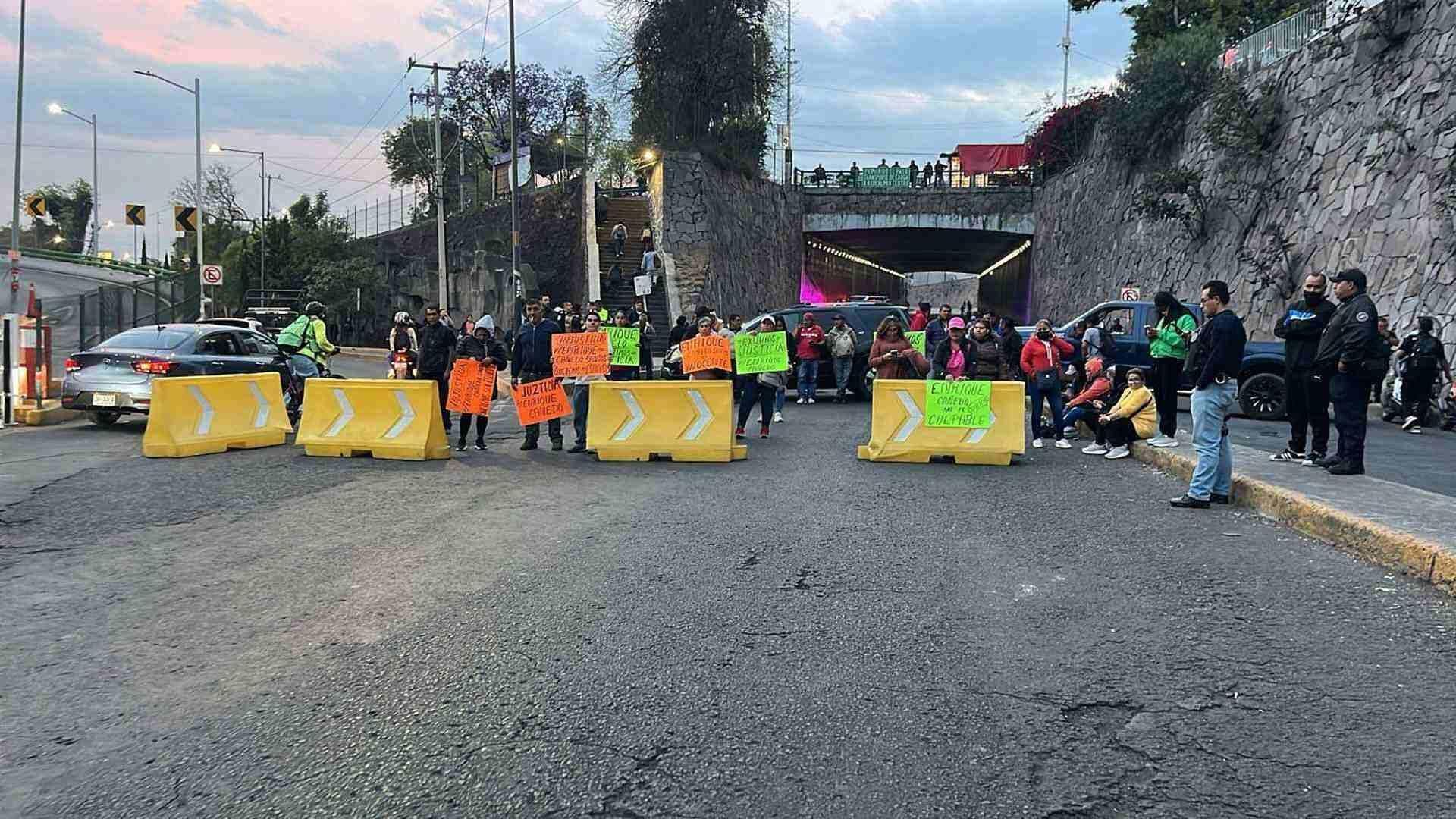 Gustavo Baz: Manifestantes Mantienen Bloqueo; Piden Liberación de Presunto Culpable