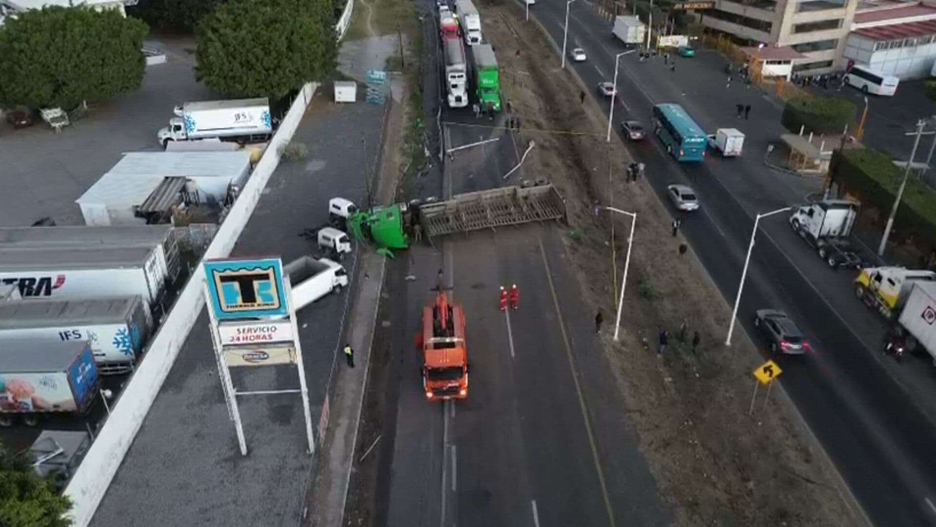 Volcadura de Tráiler Mantiene Bloqueada la Carretera a Nogales en Zapopan