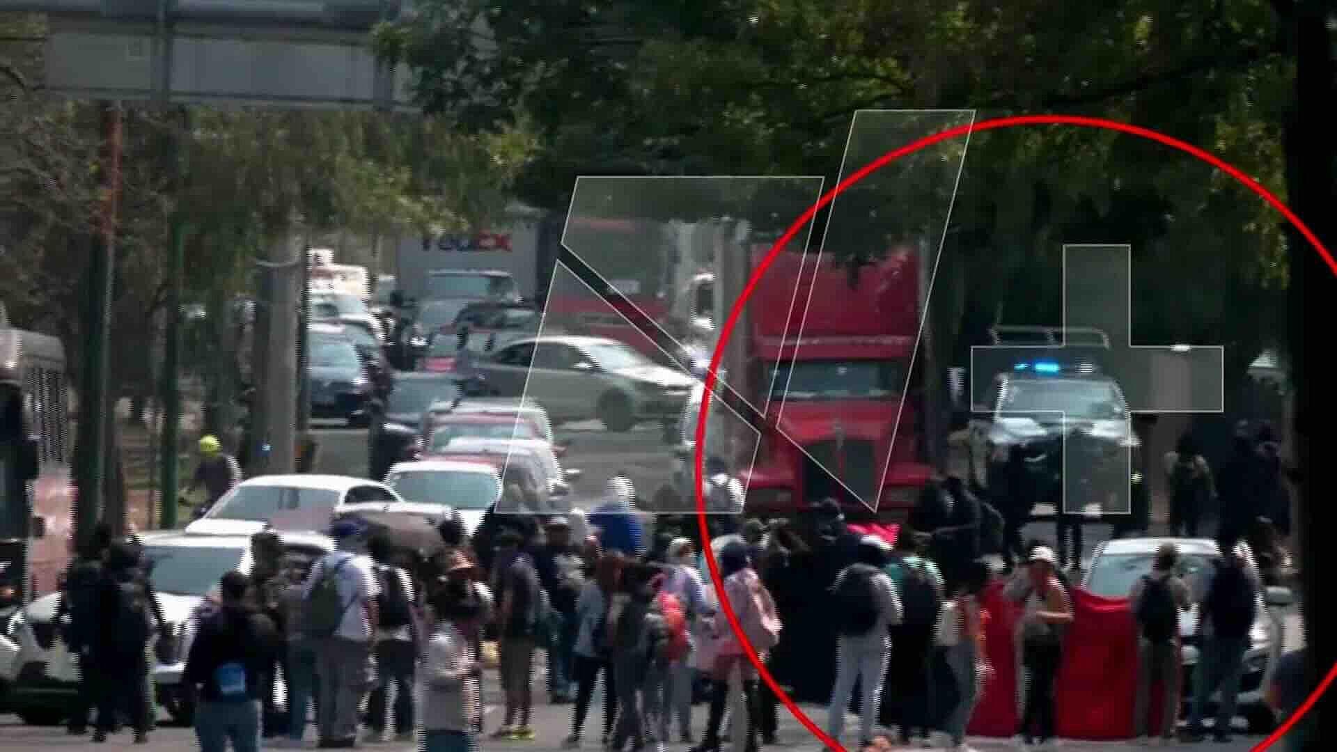 Estudiantes de la FES Aragón Bloquean Insurgentes Sur en Ambos Sentidos