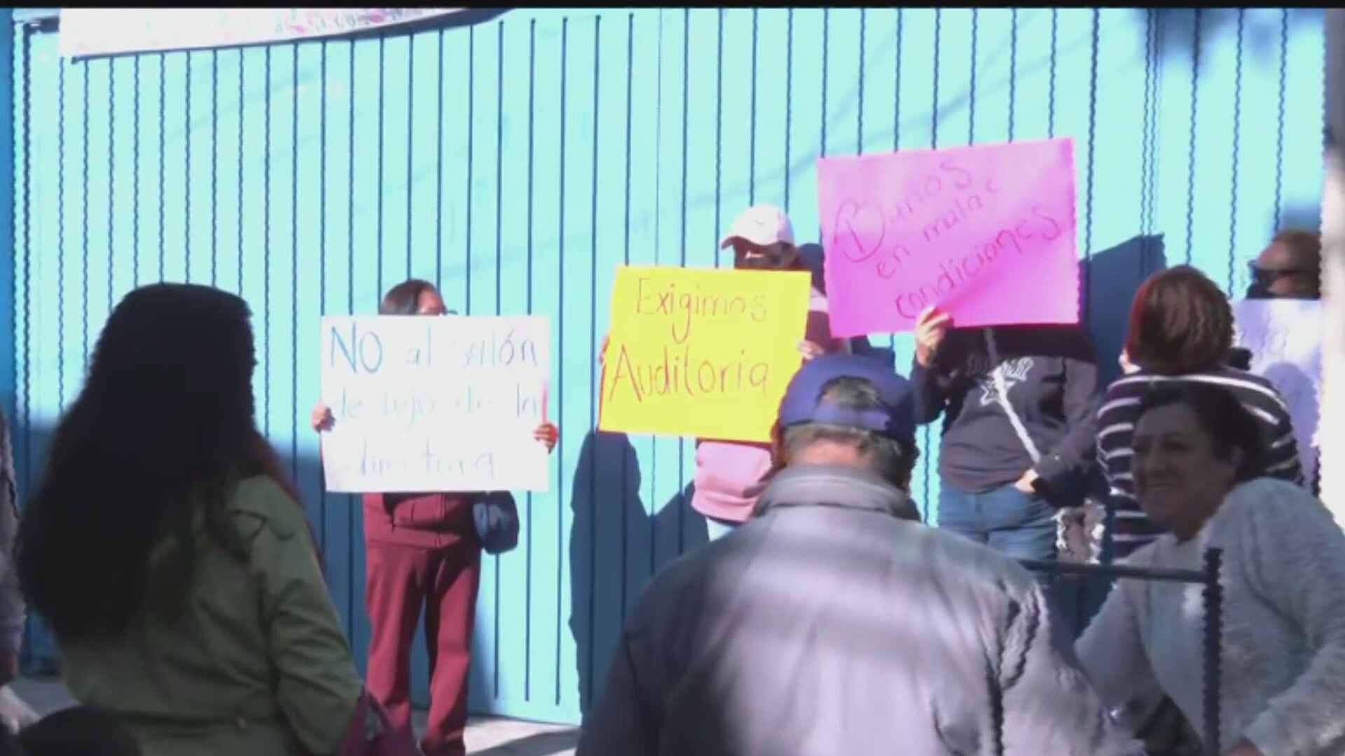 Padres de Familia Protestan en Escuela Primaria en Azcapotzalco ¿Cuál es el Motivo?
