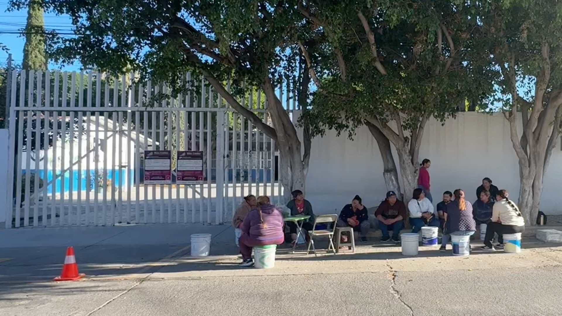 Mamás Esperan Horas para Brindar Atención Especial a sus Hijos en la Escuela en León
