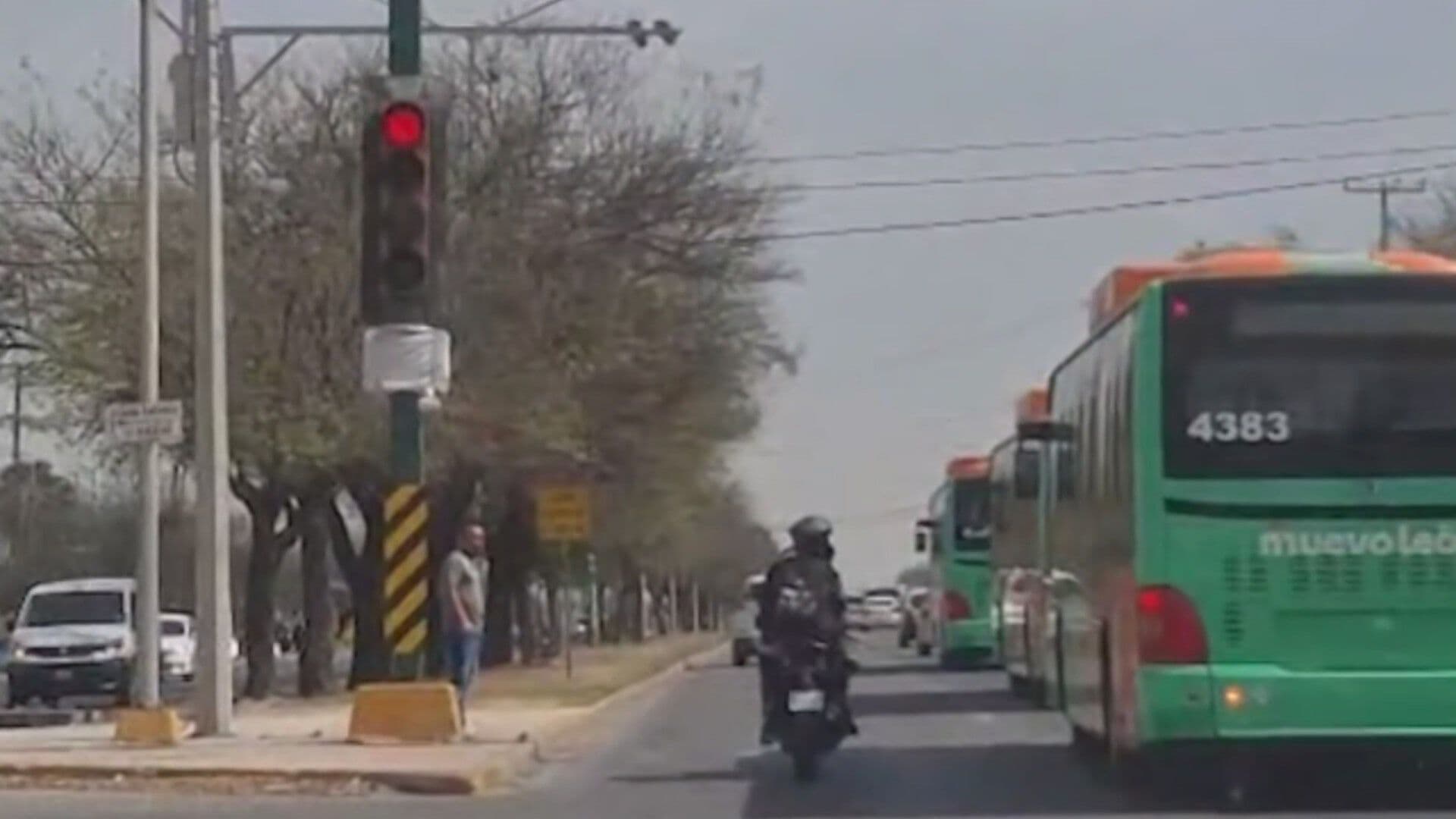 Pareja en Moto se Pasa el Alto y Arriesga su Vida en Guadalupe, Nuevo León