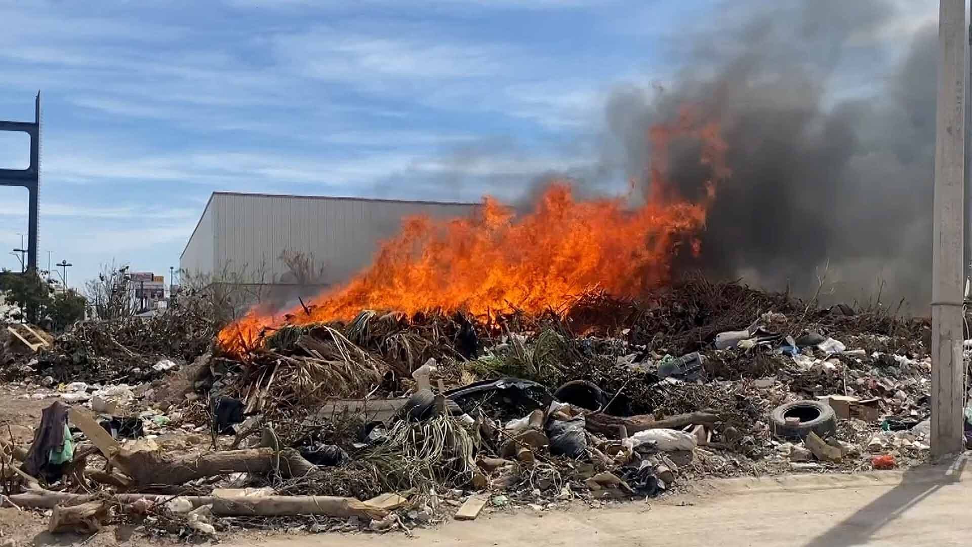 Se Incendia Centro de Transferencia en Colonia Ampliación la Rosita en Torreón