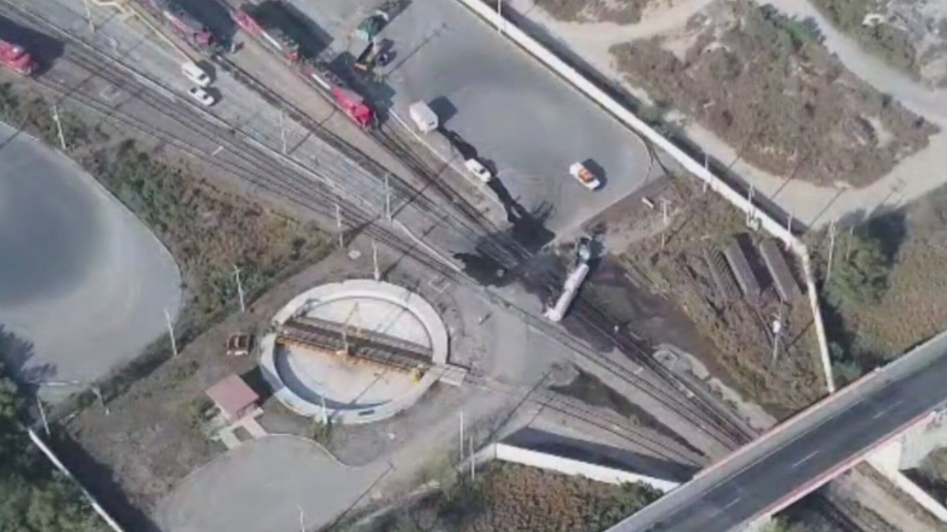 Tráiler con Diésel Intenta Ganarle el Paso al Tren y es Embestido en Escobedo, Nuevo León