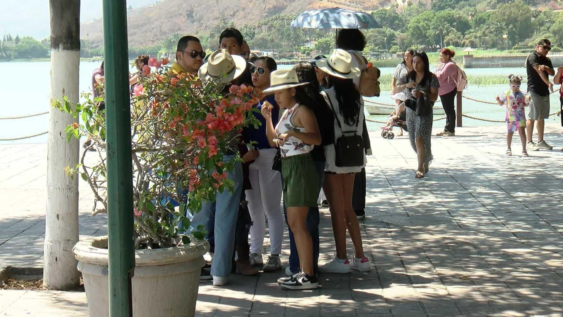 Lancheros del Lago de Chapala Reportan Bajas Ventas ¿A Qué se Debe?