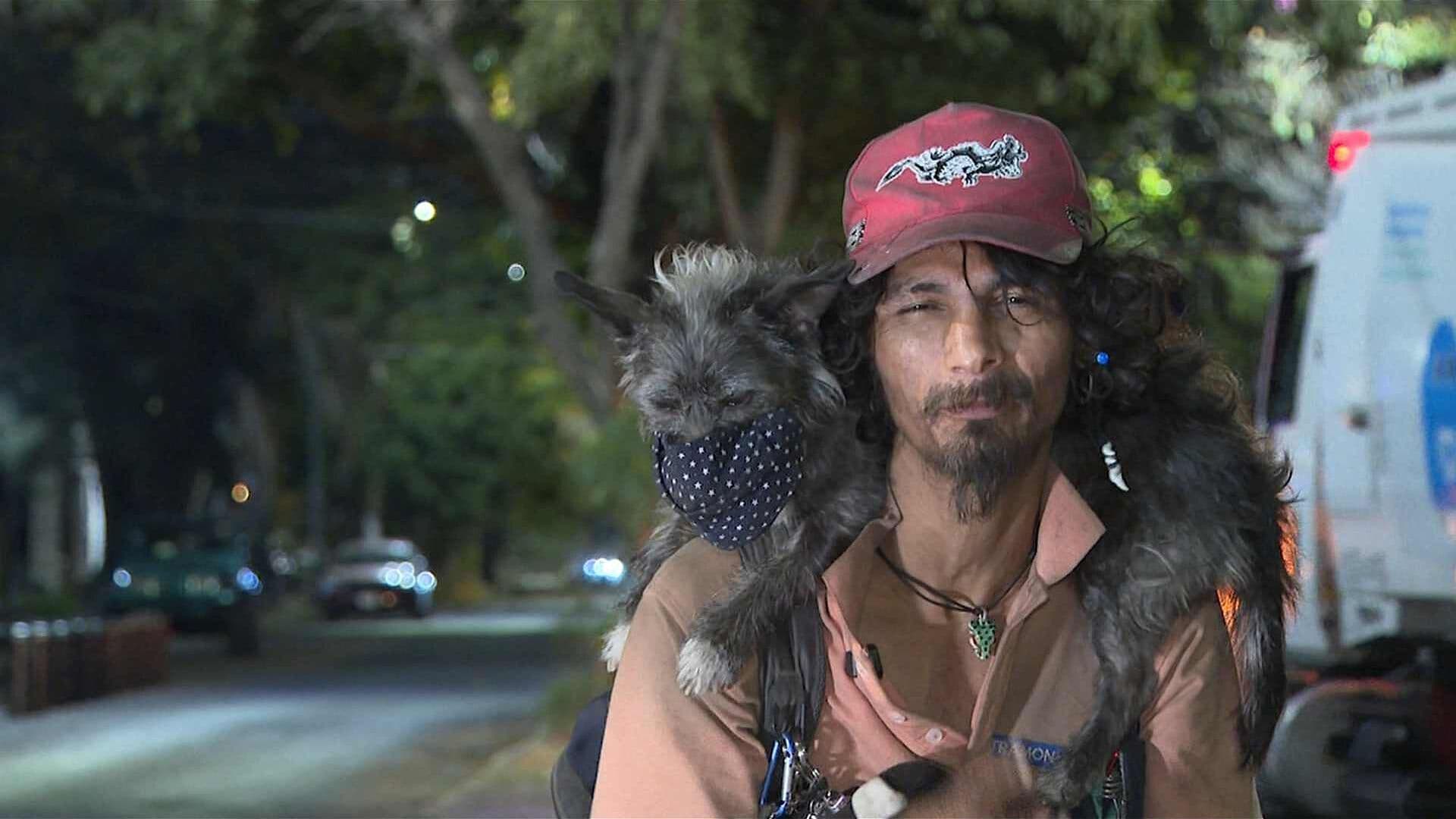 VIDEO: Artista Callejero Presume a sus Perrita "Mariguana", su Fiel Compañera de Cuatro Patas