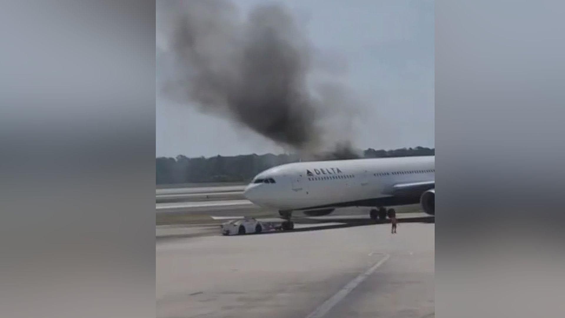 Se Incendia Avión en Orlando, EUA; Pasajeros Bajaron por Toboganes de Emergencia