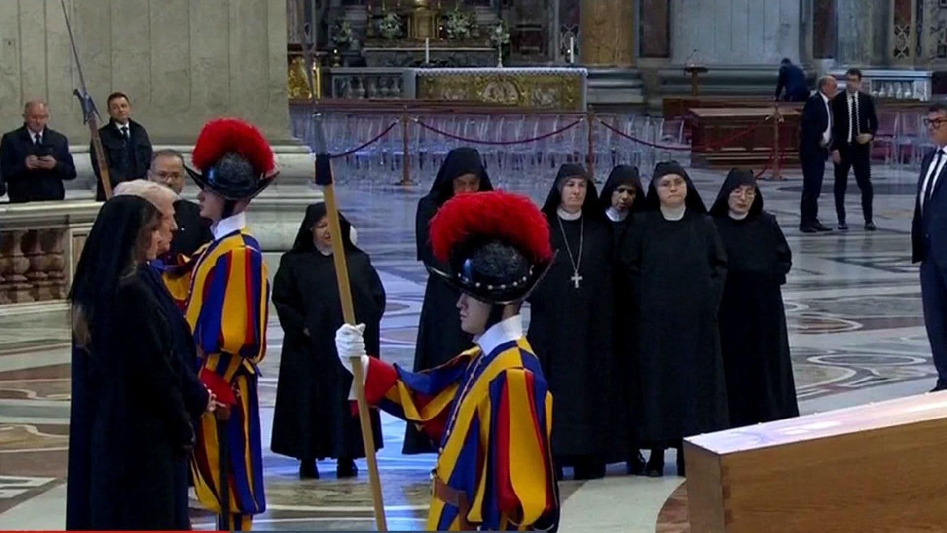 Donald y Melania Trump Hacen Guardia Frente al Féretro del Papa Francisco