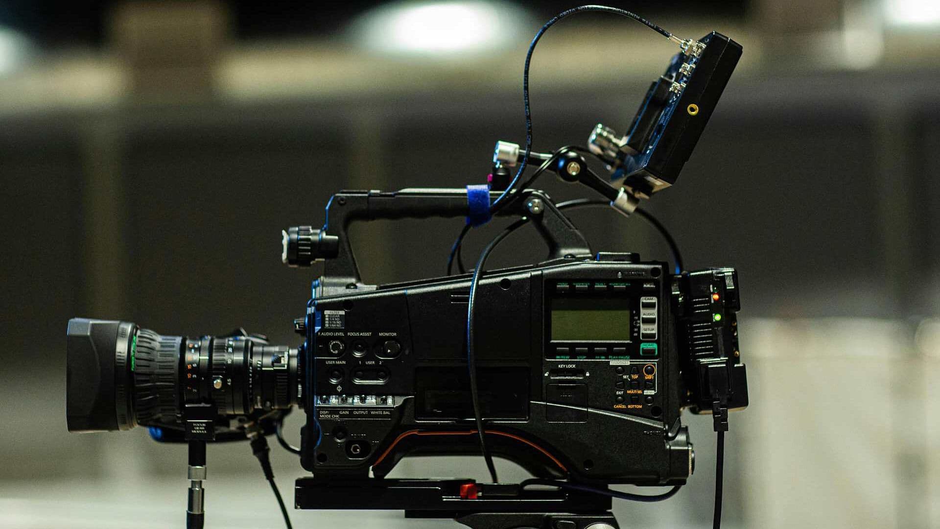 20 de Febrero Día del Camarógrafo; La Labor de Captar Historias a Través del Lente de una Cámara