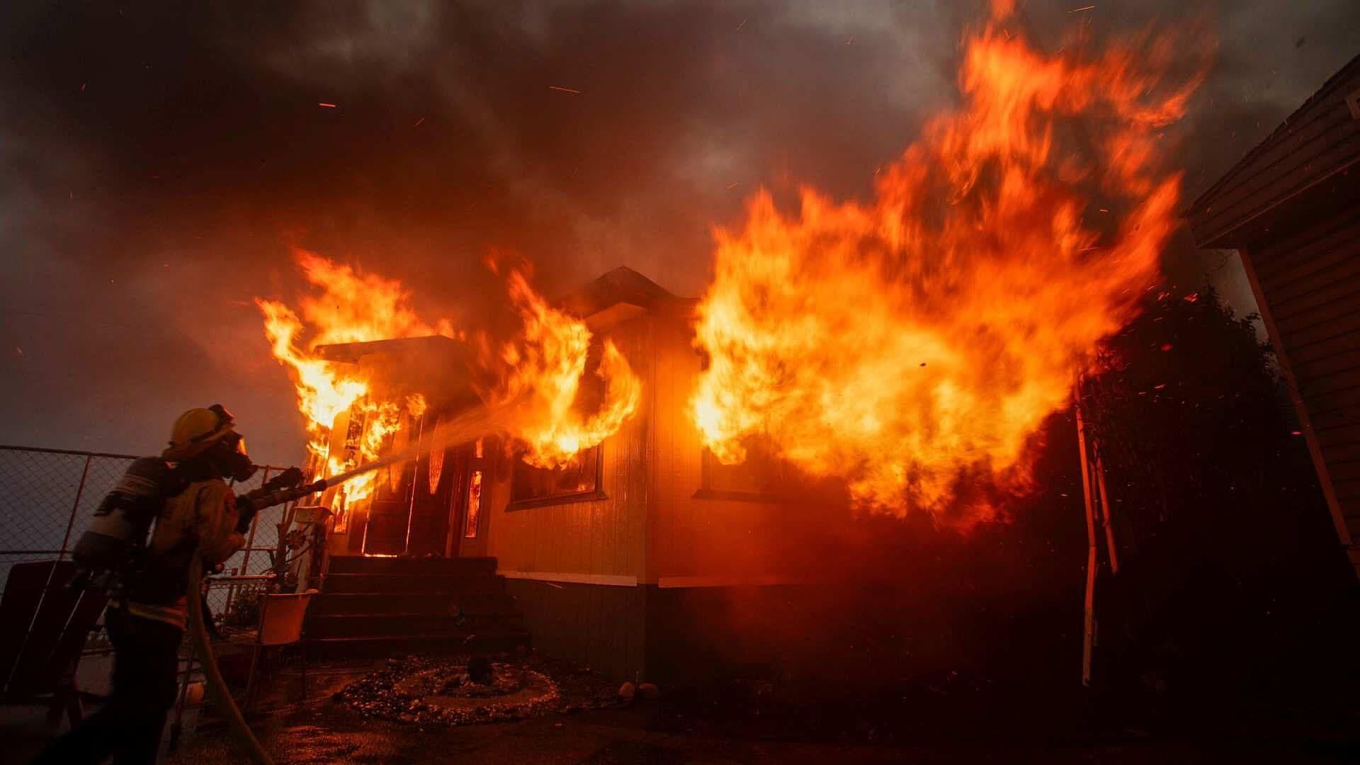 Incendio en Los Ángeles Ha Consumido Tres Veces la Extensión del Central Park, en NY