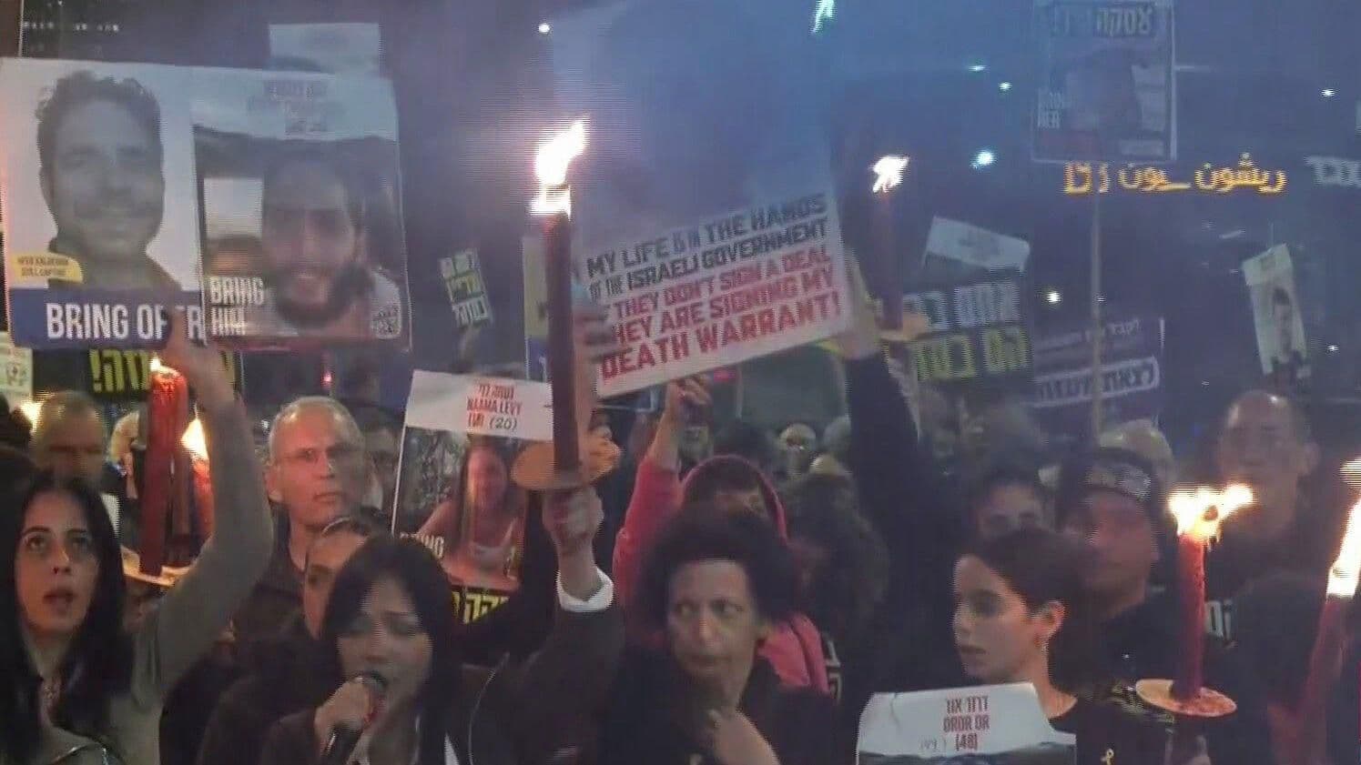 Familiares de Rehenes Israelíes en Manos de Hamás se Manifiestan en Tel Aviv