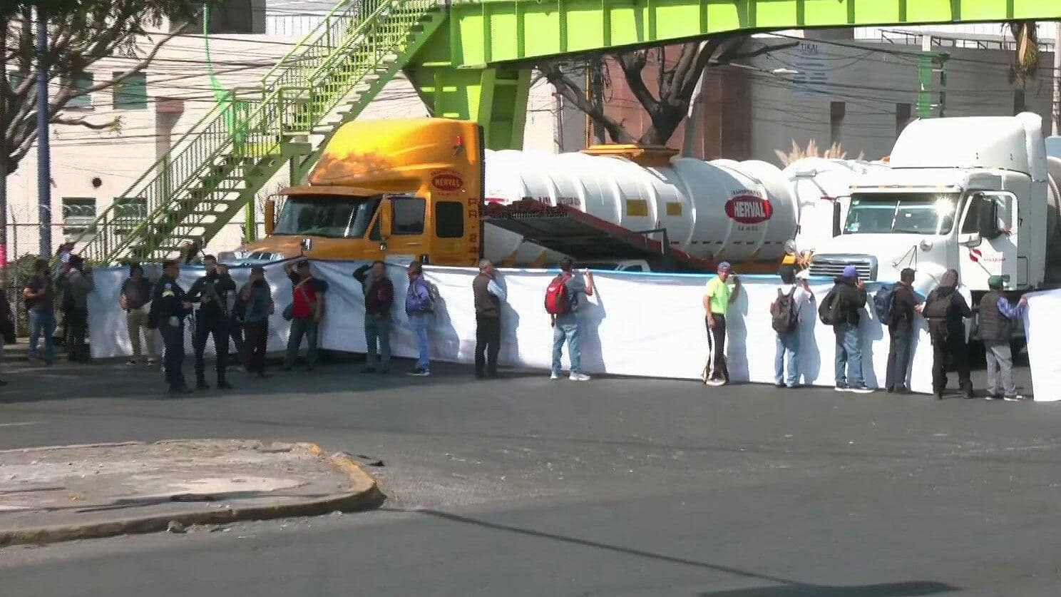 Policías Auxiliares de Tlalnepantla Realizan Bloqueos Sobre la Vía Gustavo Baz, Edomex