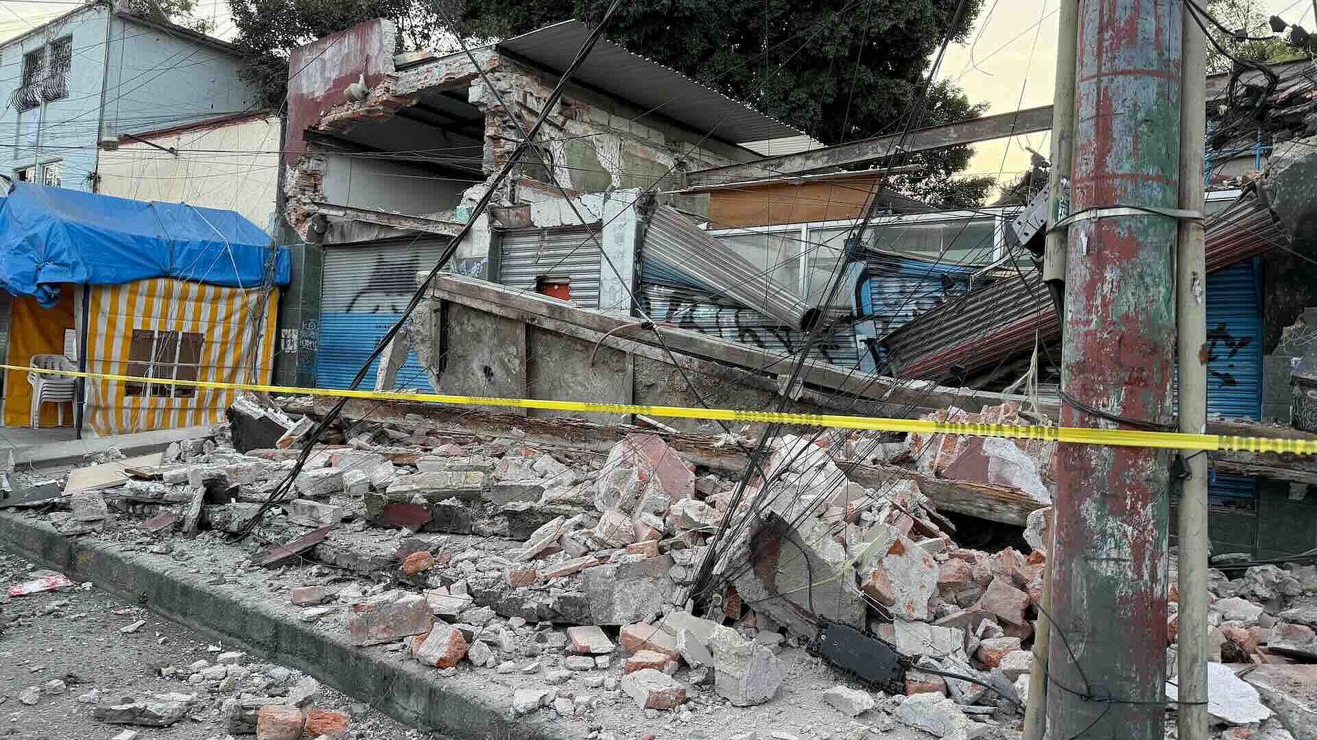 Cae Barda y Acordonan Área en Calle Peralvillo, Colonia Morelos, Cuauhtémoc, CDMX