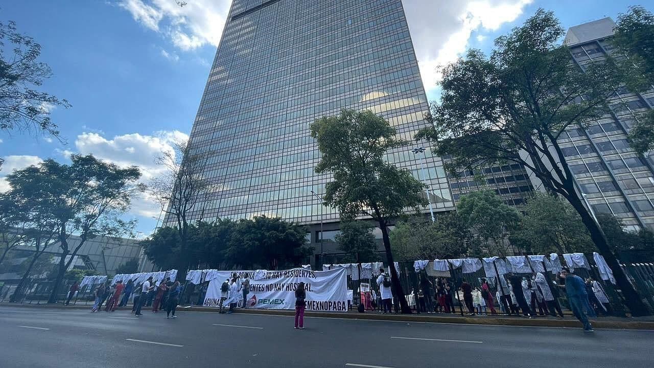 Médicos Residentes Llegan a Hospital de Pemex Tras Protesta
