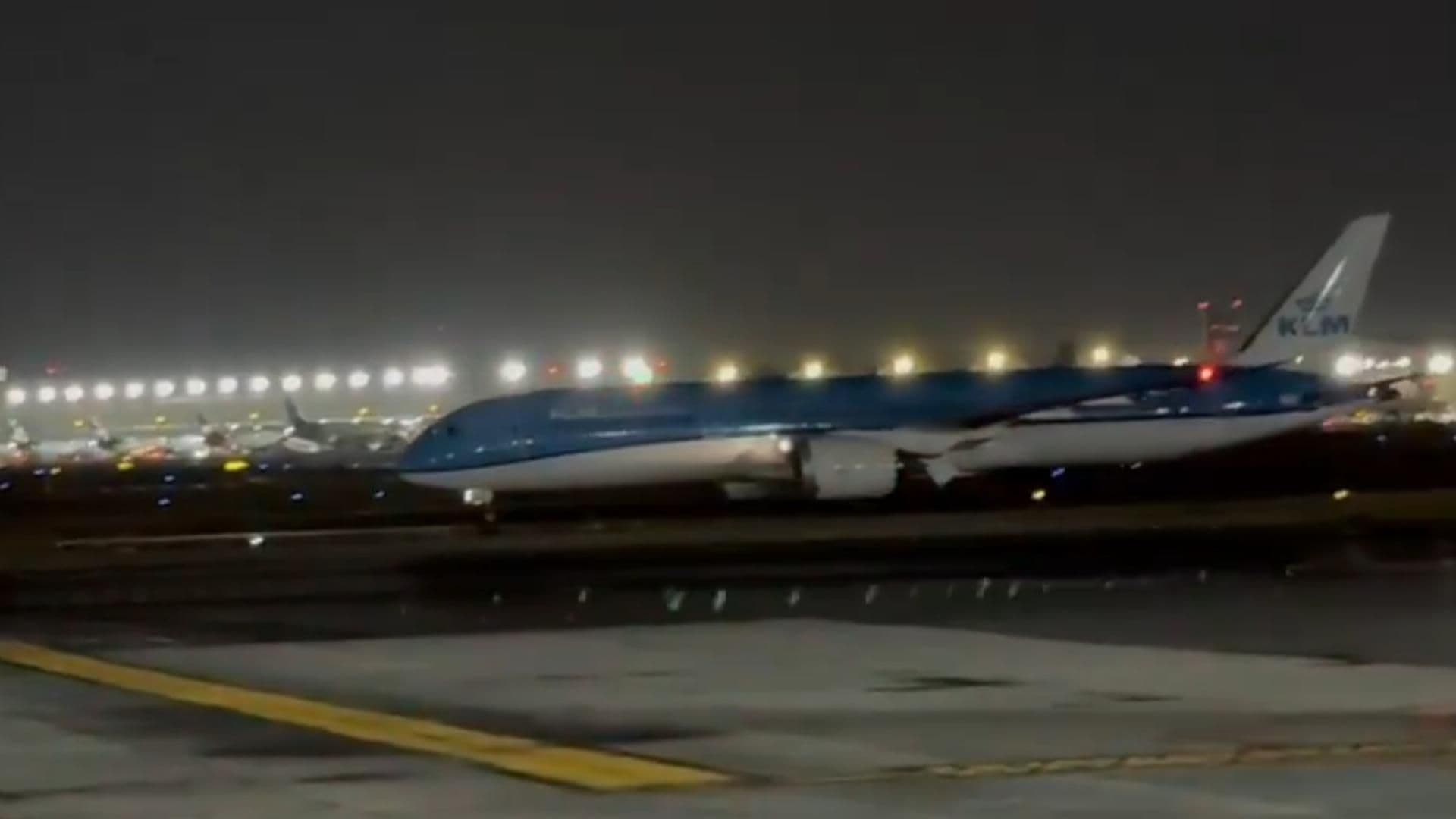 Avión Procedente de Ámsterdam Aterriza de Emergencia en Aeropuerto de CDMX
