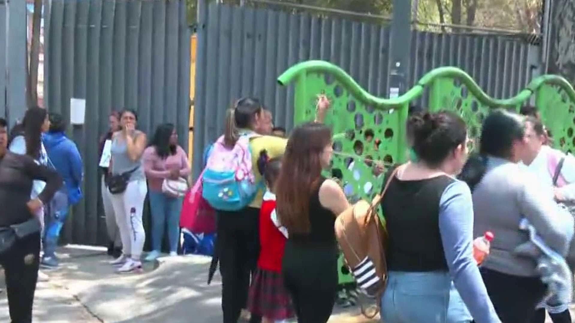 Se Cumplen 5 Horas de Bloqueo en Calzada Las Águilas, CDMX, Manifestantes Amenzan con Ampliarlo