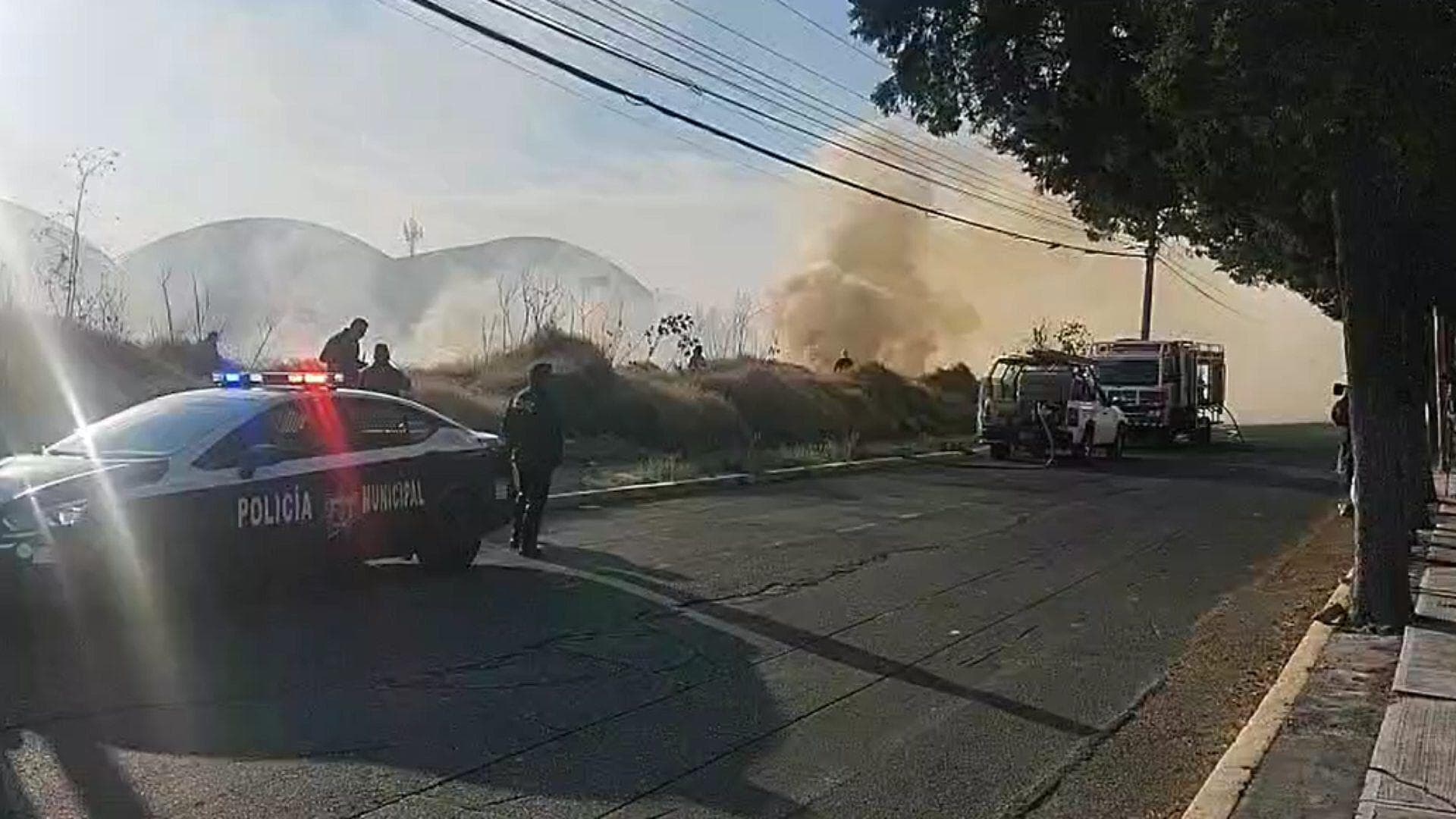 Fuerte Incendio de Pastizales en Recta Cholula Puebla