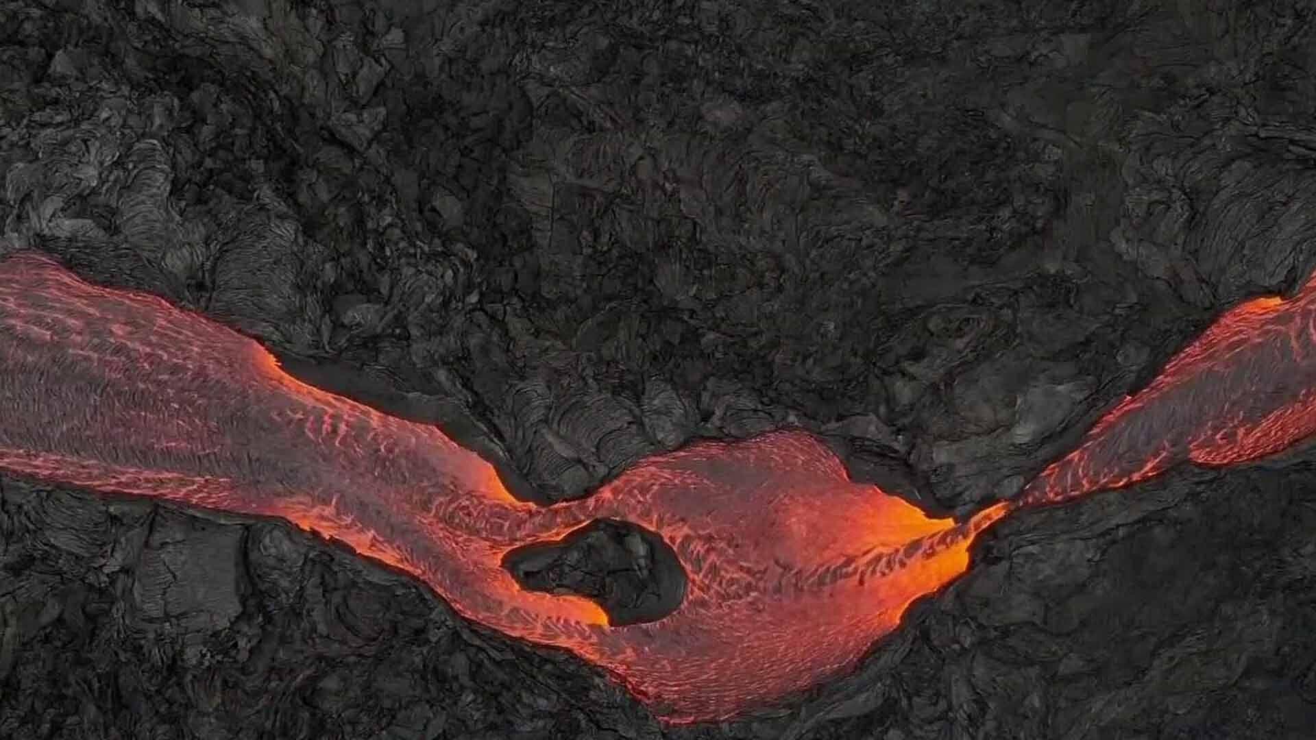 Continúa Erupción de Volcán en Islandia