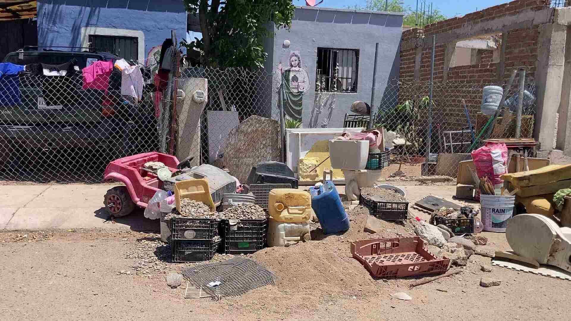 Vecinos de Colonia Tierra Nueva Molestos por Basura en Banqueta