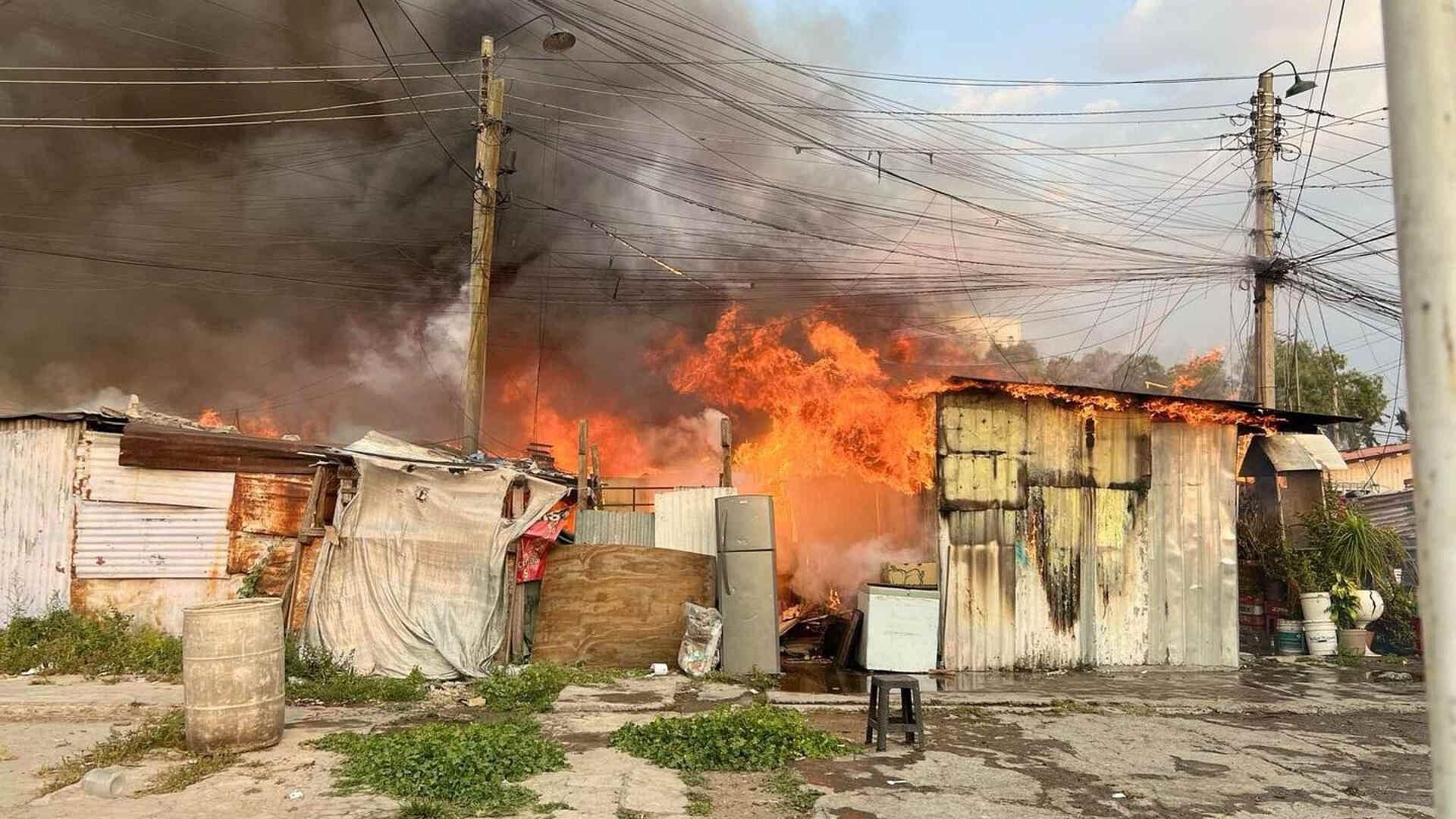Incendio Arrasa con Casas y Locales Comerciales en Campamento Colector 13, en Lindavista, CDMX