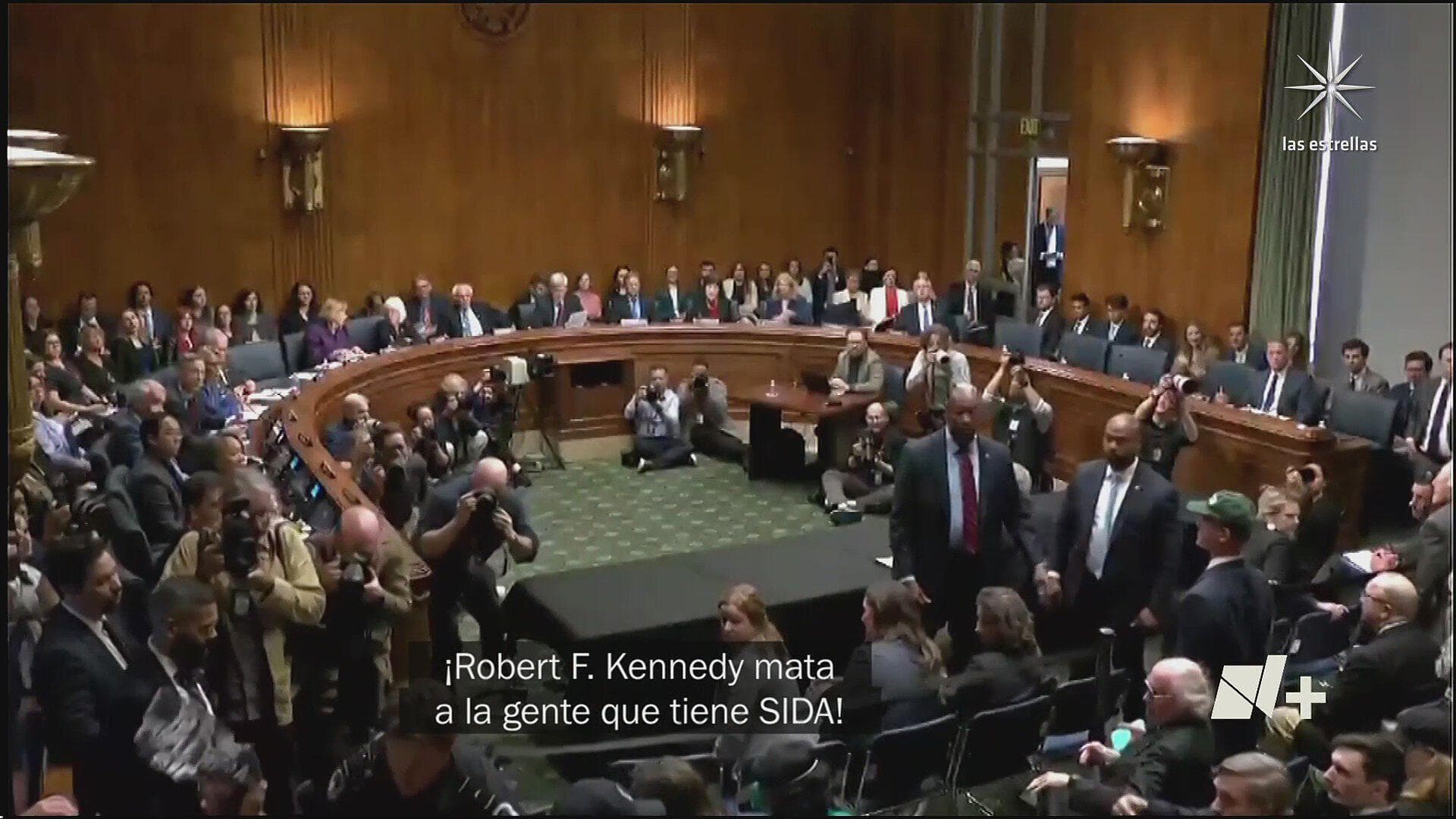 Protestan en el Capitolio Durante Comparecencia del Secretario de Salud de EUA