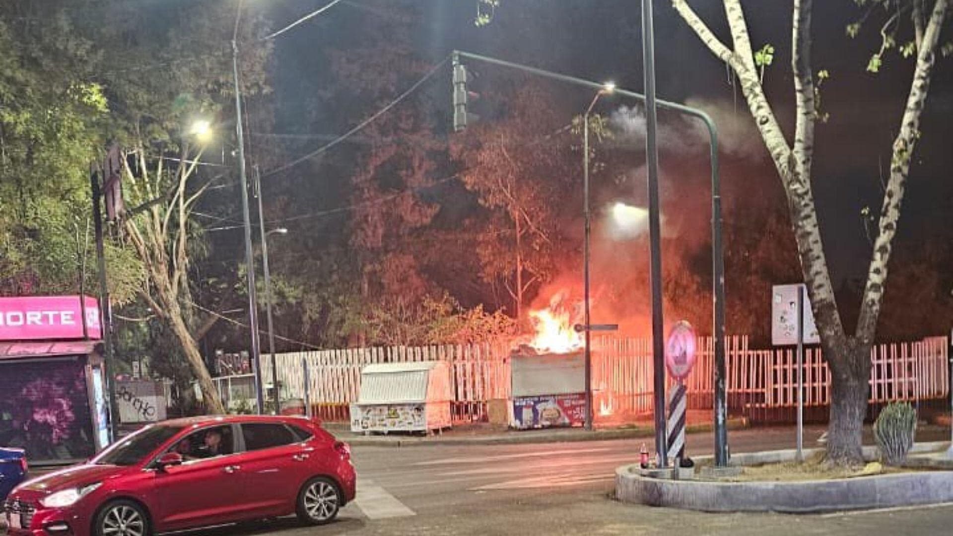 Corto Circuito Provoca Incendio en Árbol y Puesto de Jugos en Calzada de las Águilas, CDMX