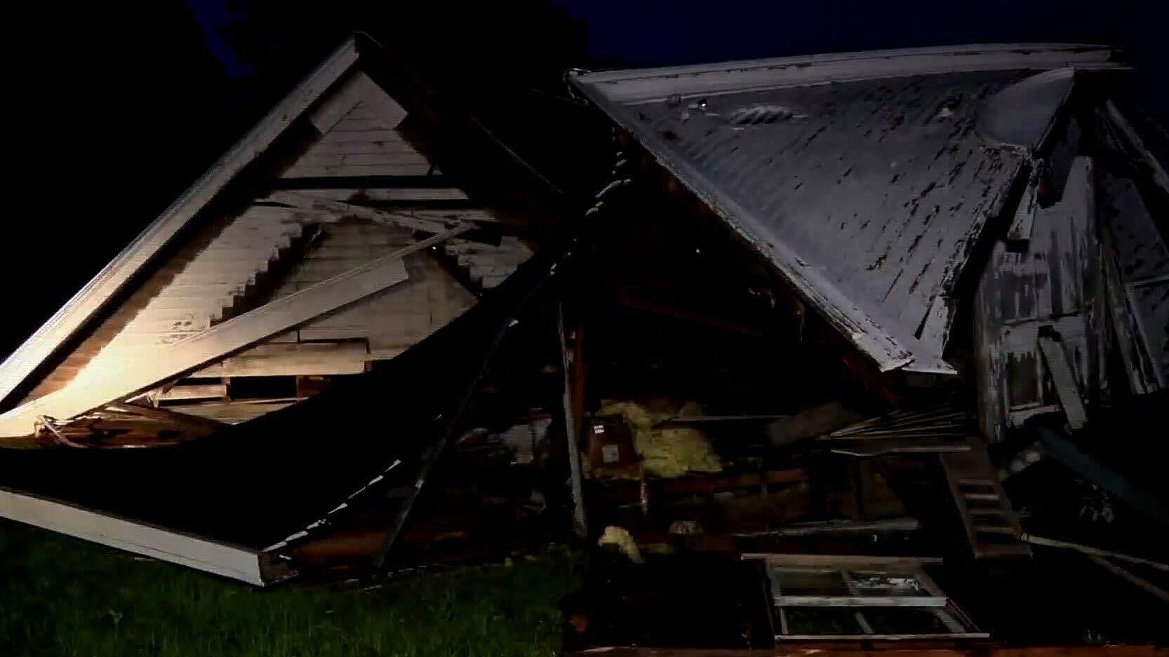Cientos de Casas Dañadas por Tornado en Mississippi